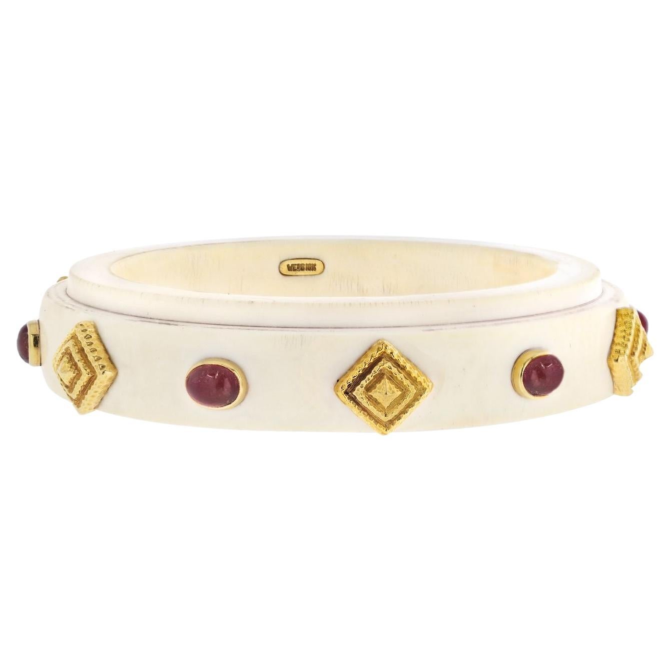 David Webb 18K Yellow Gold Cabochon Ruby Bone Bangle Bracelet For Sale
