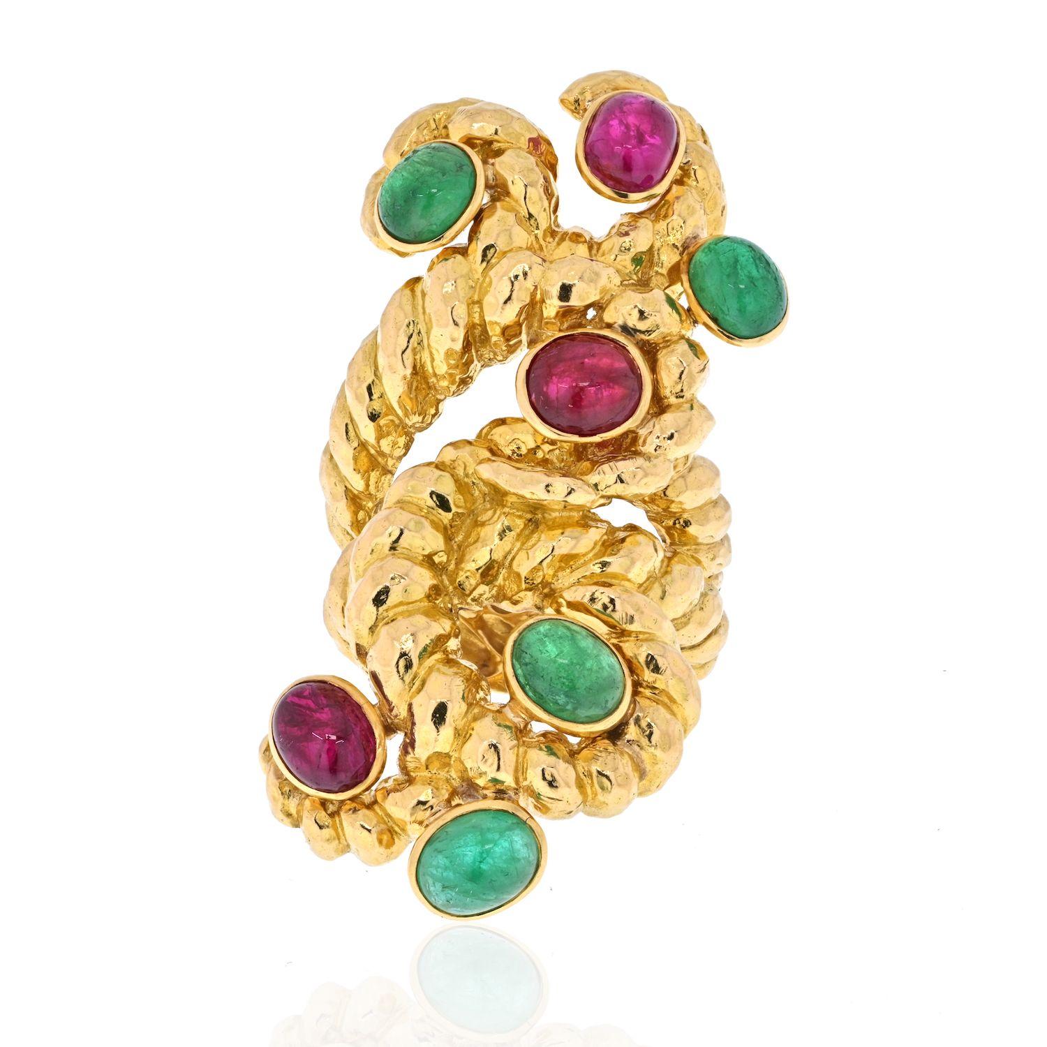 18 Karat Gelbgold Cabochon Rubin, grüner Smaragd Schlange Ring im Zustand „Hervorragend“ im Angebot in New York, NY