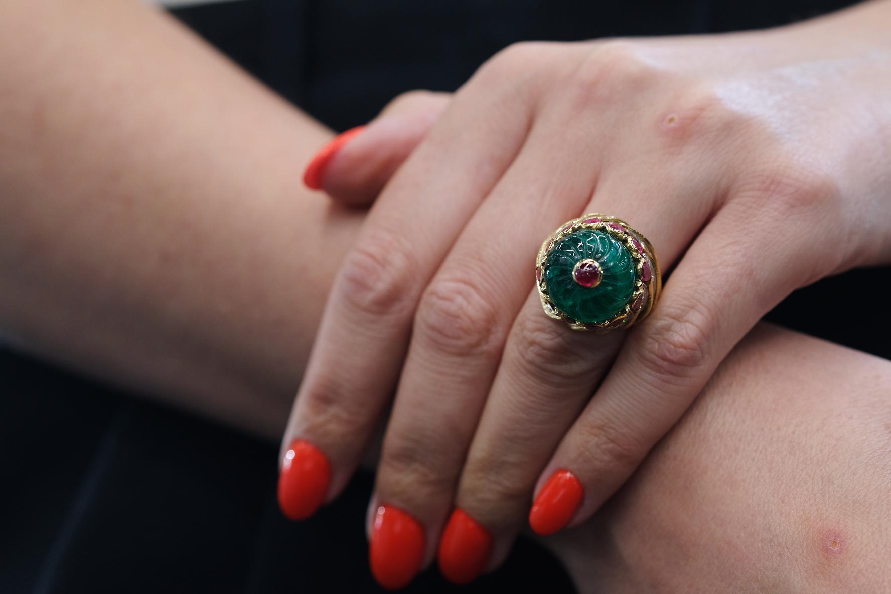David Webb, bague cocktail en or jaune 18 carats sculptée d'émeraudes, de rubis et de diamants en vente 4