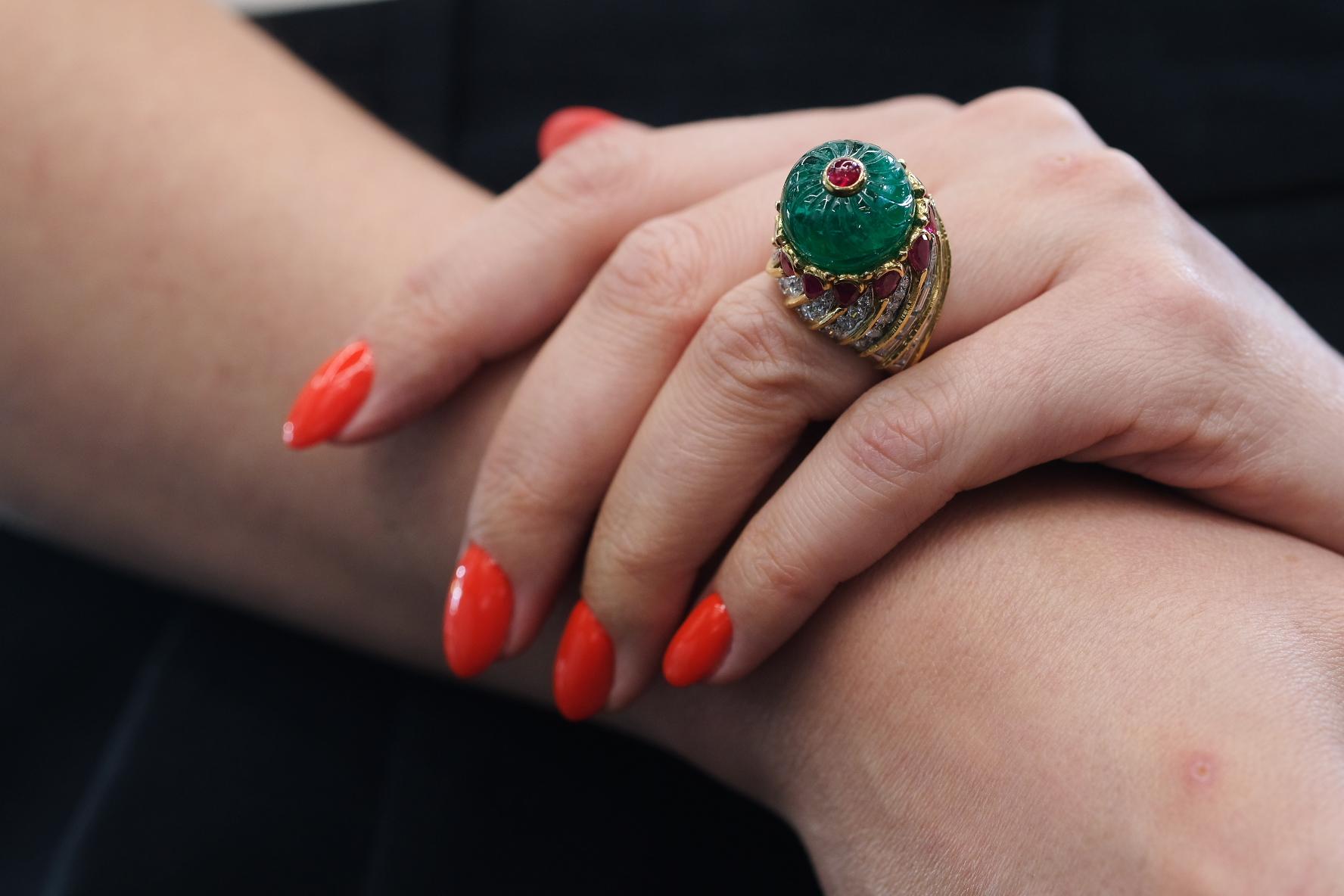 David Webb, bague cocktail en or jaune 18 carats sculptée d'émeraudes, de rubis et de diamants en vente 5