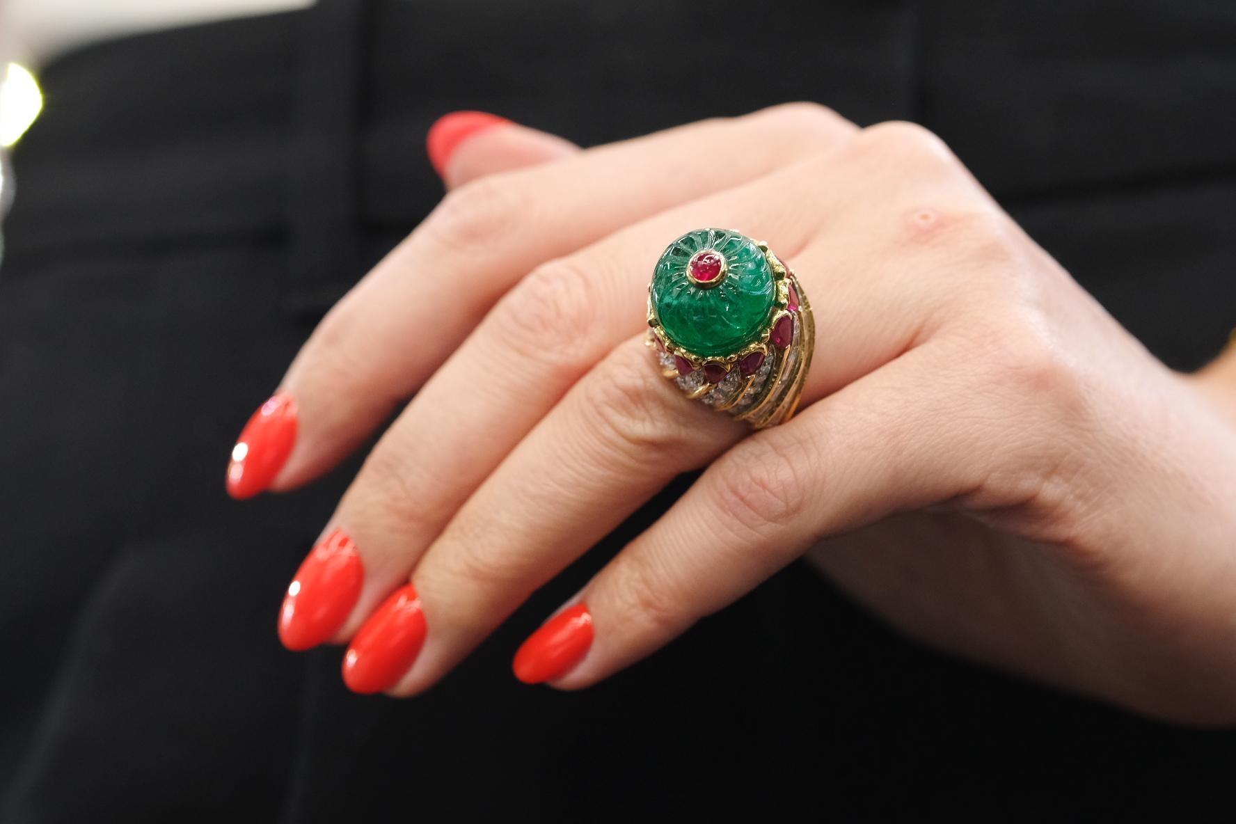 David Webb, bague cocktail en or jaune 18 carats sculptée d'émeraudes, de rubis et de diamants en vente 6