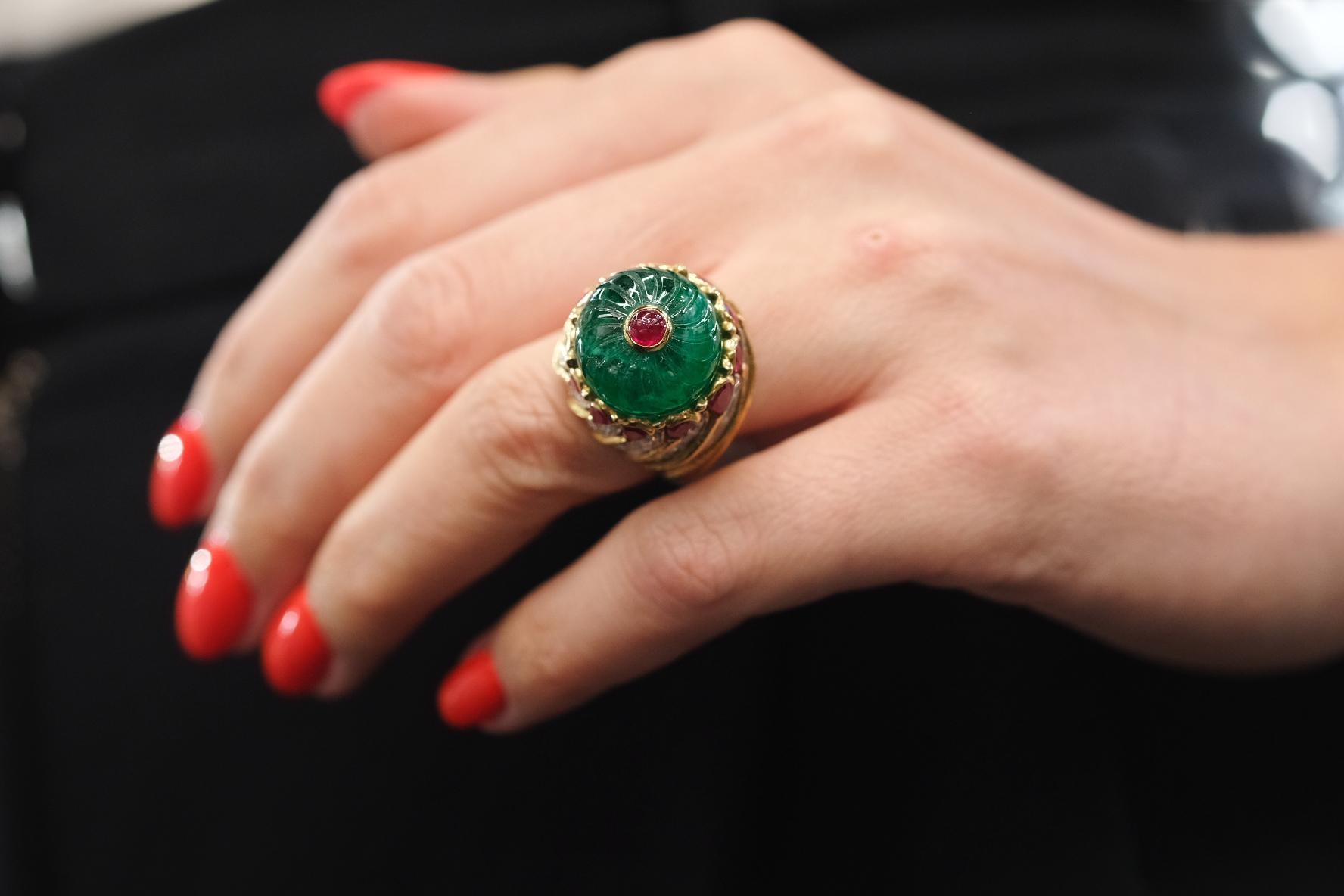 David Webb, bague cocktail en or jaune 18 carats sculptée d'émeraudes, de rubis et de diamants en vente 2