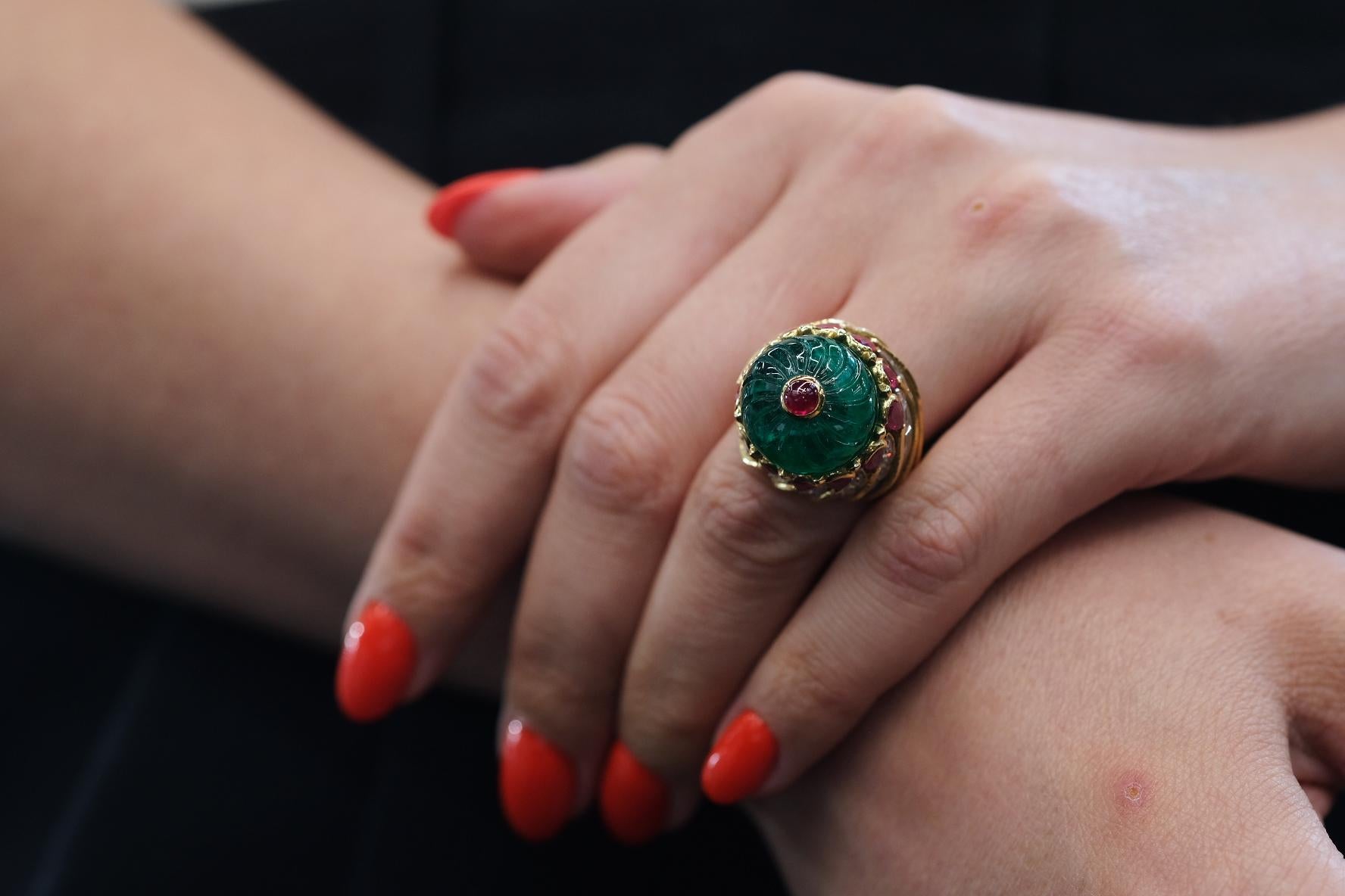 David Webb, bague cocktail en or jaune 18 carats sculptée d'émeraudes, de rubis et de diamants en vente 3