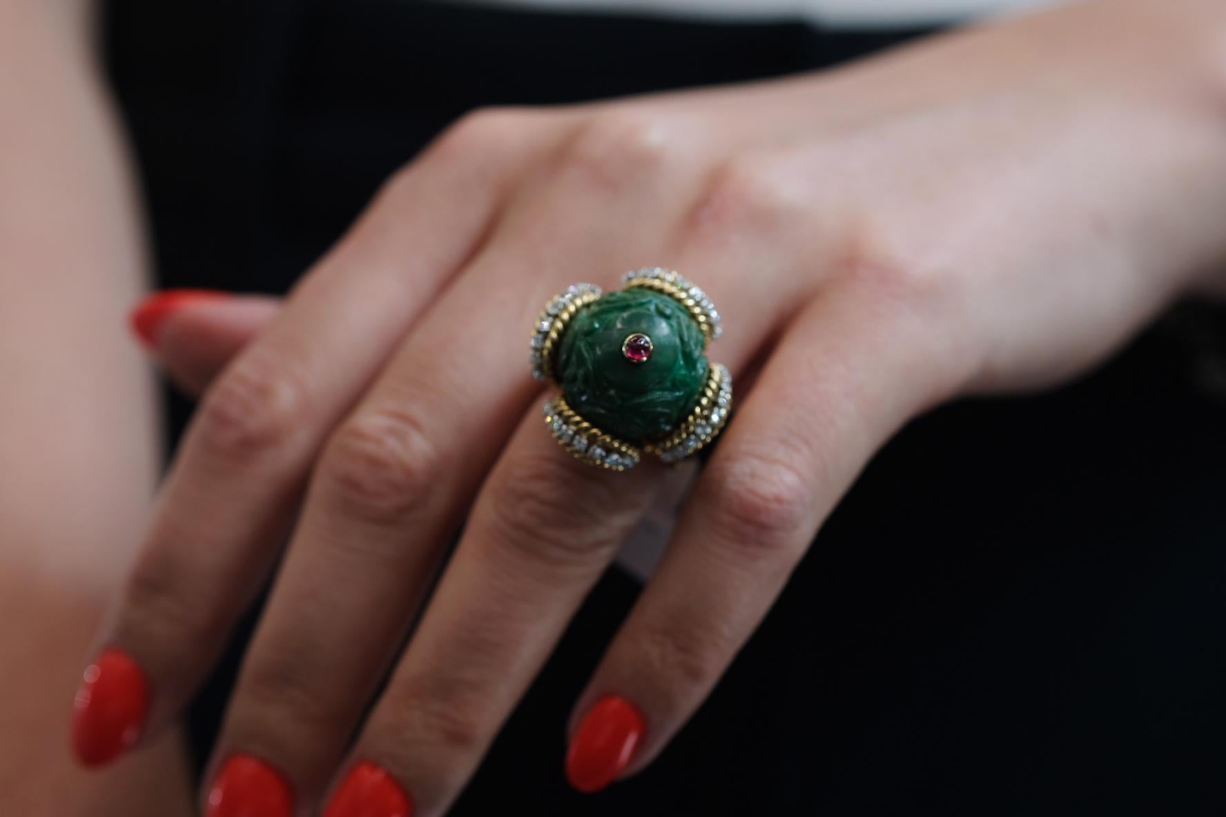 David Webb 18K Yellow Gold Carved Jade, Diamonds And A Ruby Ring For Sale 2