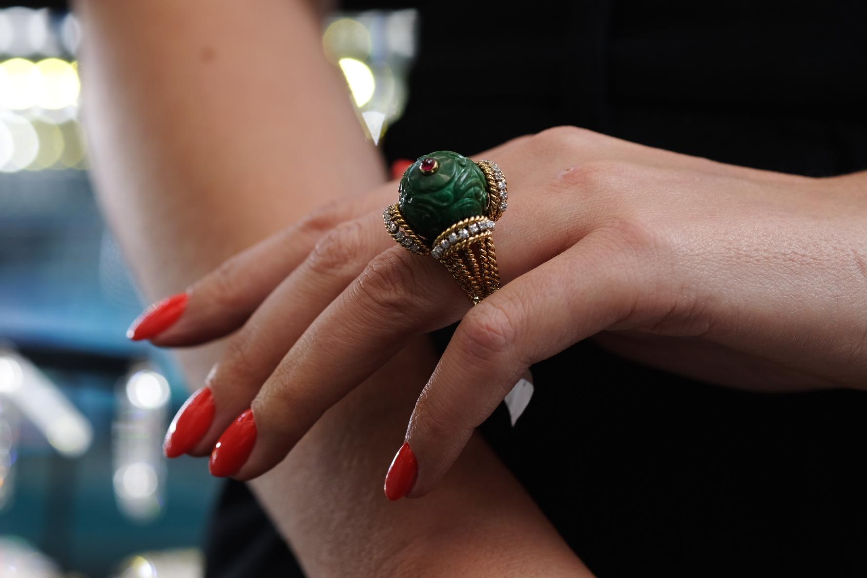David Webb 18K Yellow Gold Carved Jade, Diamonds And A Ruby Ring For Sale 3