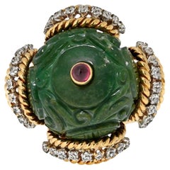David Webb Anello in oro giallo 18 carati con giada intagliata, diamanti e rubino