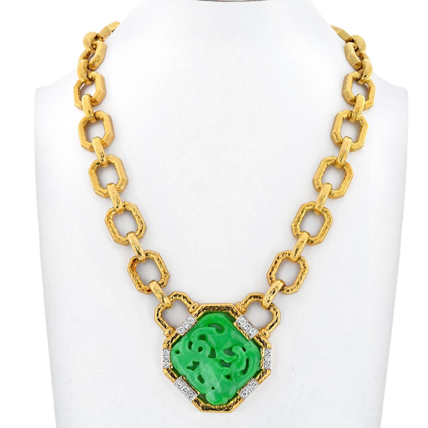 This is a classic chunky link necklace that holds one carved jade at it's focal point. Trendy yet very elegant this necklace speaks David Webb. Rich 18k yellow gold solid links feel substantial on the neck.
Center apple green carved jade is held by