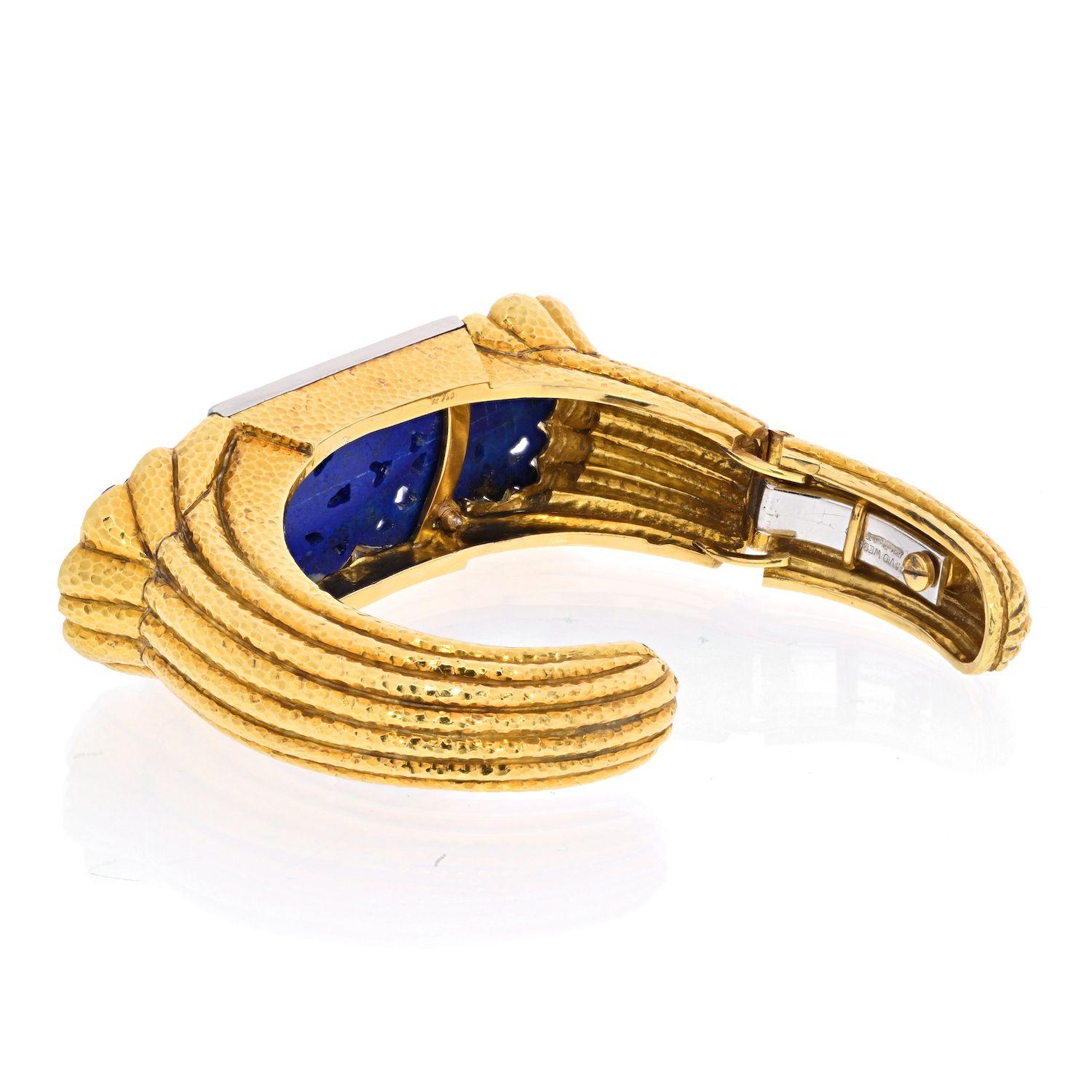 Taille ronde David Webb Bracelet manchette en or jaune 18 carats sculpté de lapis-lazuli et de diamants en vente