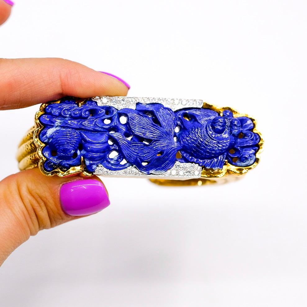 David Webb 18K Yellow Gold Carved Lapis Lazuli Cuff Diamond Bracelet In Excellent Condition For Sale In New York, NY