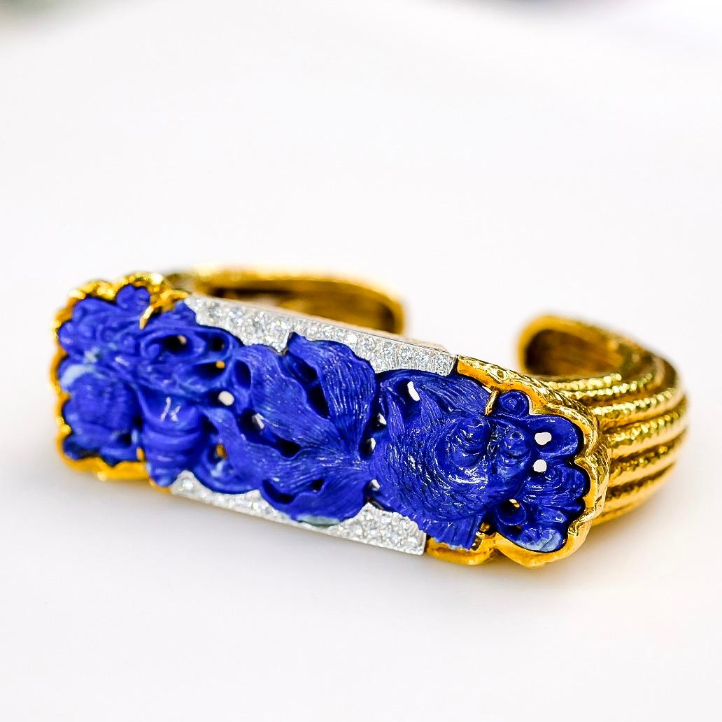 Women's or Men's David Webb 18K Yellow Gold Carved Lapis Lazuli Cuff Diamond Bracelet For Sale