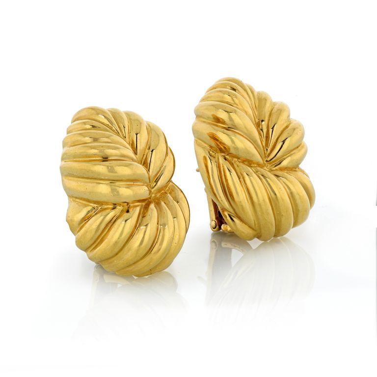 David Webb 18k Yellow Gold Classic High Polished Earrings In Excellent Condition In New York, NY