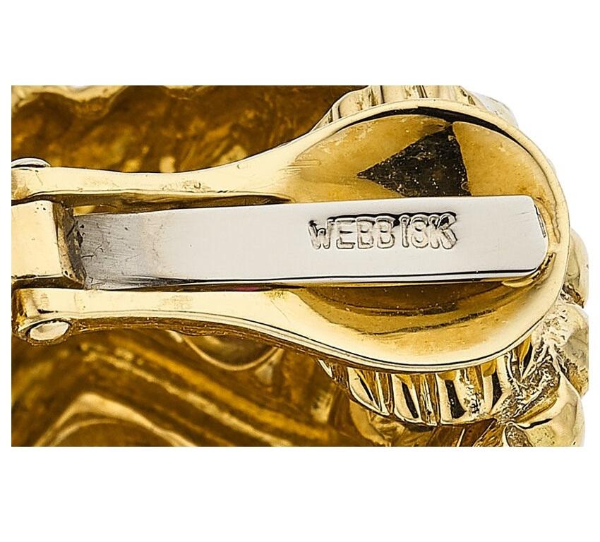 David Webb Boucles d'oreilles Clips en or jaune 18 carats avec rubis, saphir et émeraude Unisexe en vente