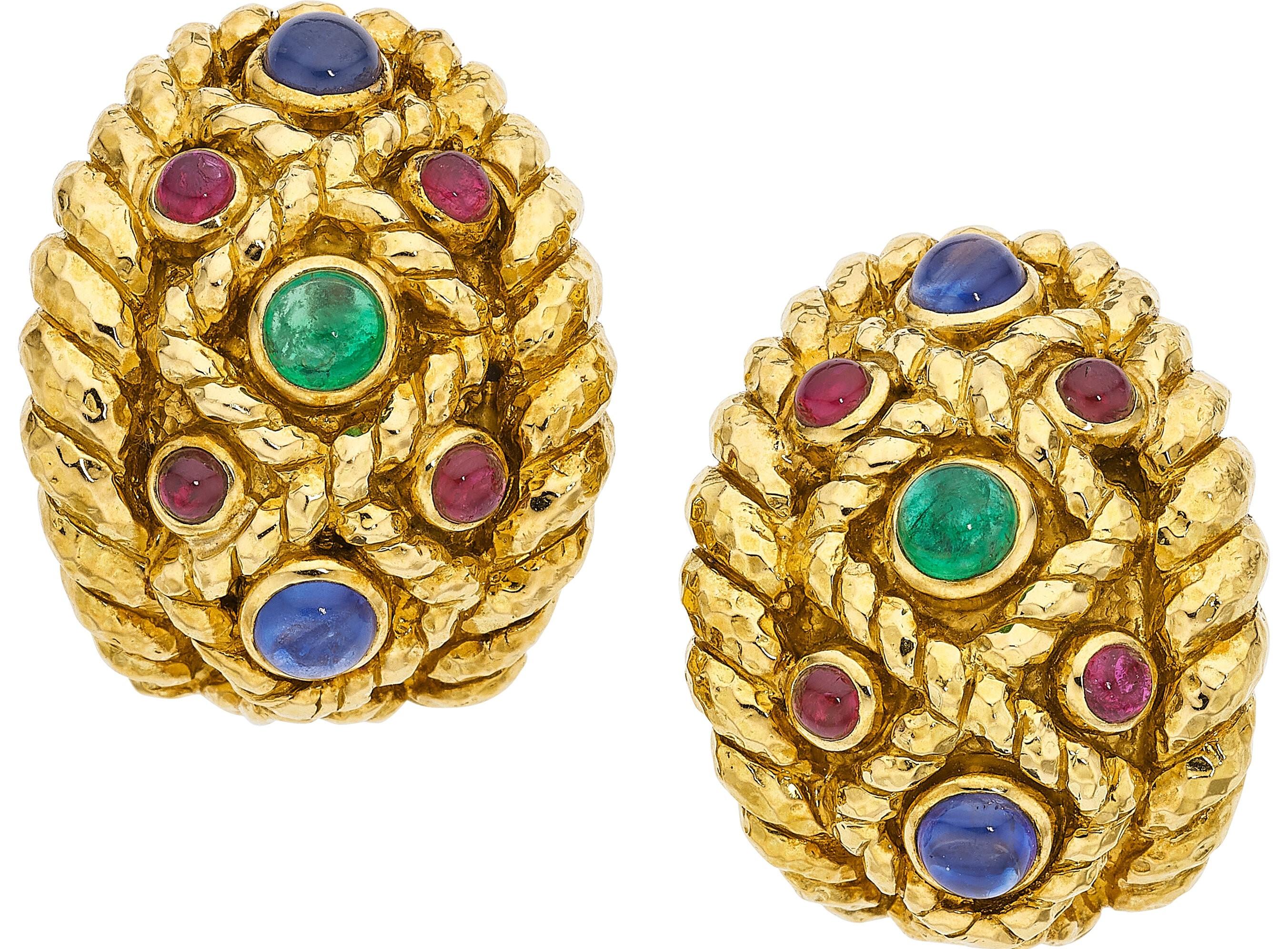 David Webb Boucles d'oreilles Clips en or jaune 18 carats avec rubis, saphir et émeraude en vente 3