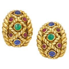 David Webb Boucles d'oreilles Clips en or jaune 18 carats avec rubis, saphir et émeraude