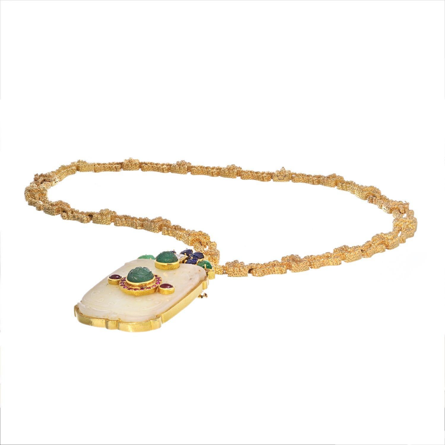 David Webb 18K Yellow Gold Convertable Chain with a French Chinois Jade Necklace.

Exquisite pendant/brooch in 18 karat yellow gold textured chain necklace. Made of 18 karat yellow gold, the pendant features a carved jade accented with a four carved