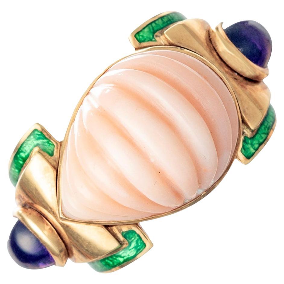 David-Webb-Cocktailring aus 18 Karat Gelbgold mit einem birnenförmigen Cabochon aus rosafarbener Engelshaut in der Mitte, flankiert von einem ovalen Cabochon aus Amethyst und akzentuiert durch Bänder aus grüner Emaille.  Fingergröße 6,25-6,5 mit