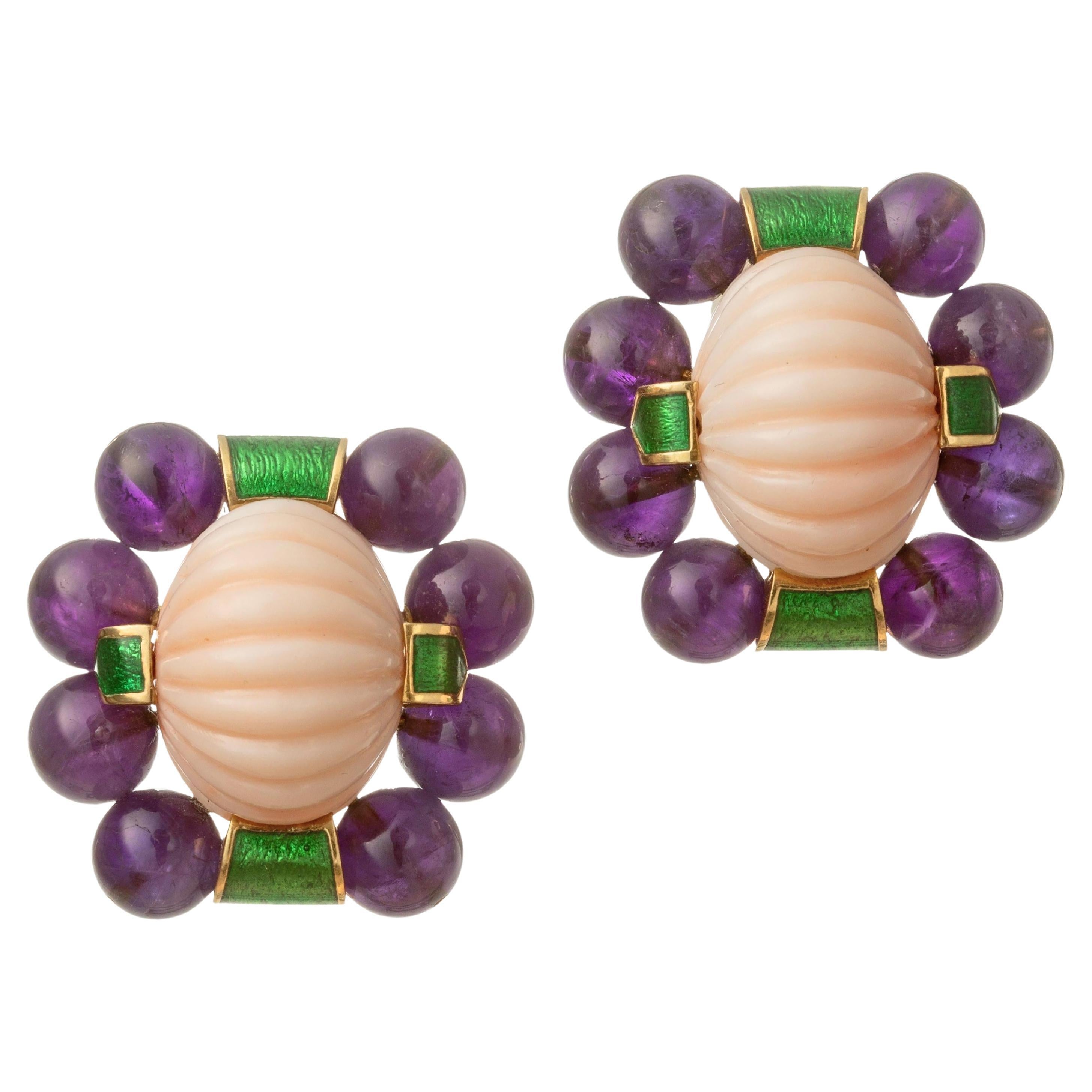 David Webb, boucles d'oreilles en or jaune 18 carats, corail, améthyste, émail vert