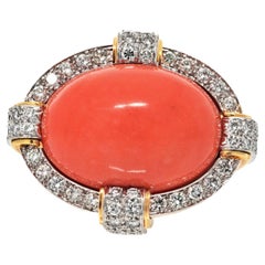 Anillo de cóctel David Webb de oro amarillo de 18 quilates, coral y diamantes