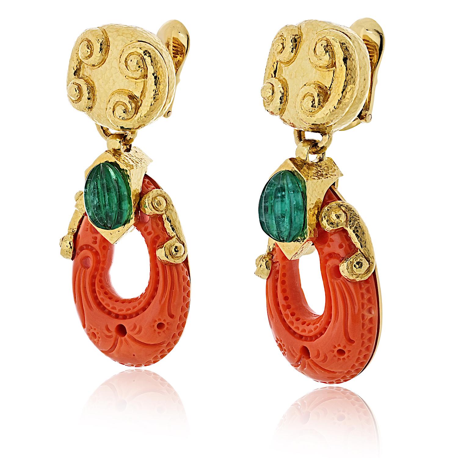 Moderno David Webb, orecchini a clip in oro giallo 18 carati con corallo e smeraldo in vendita