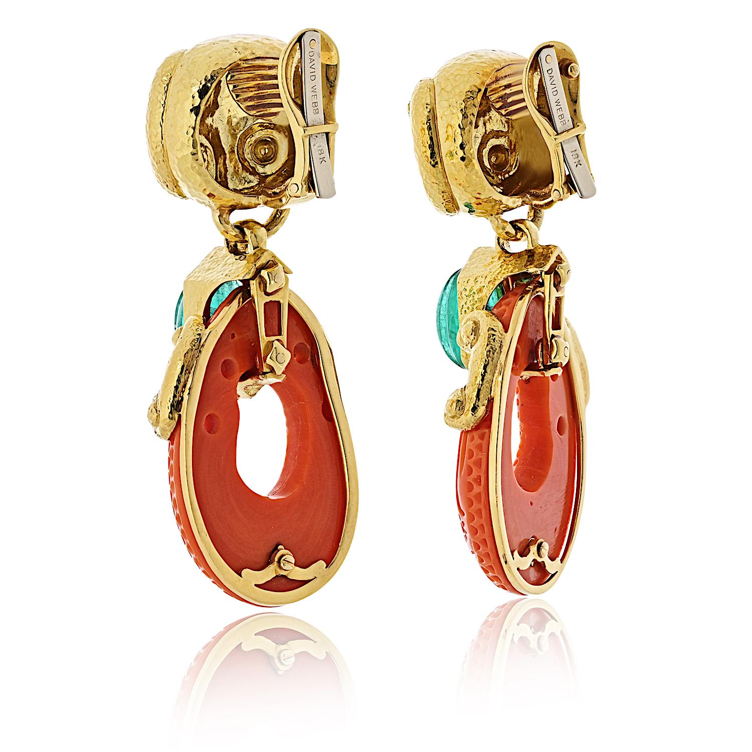 Cabochon David Webb, orecchini a clip in oro giallo 18 carati con corallo e smeraldo in vendita