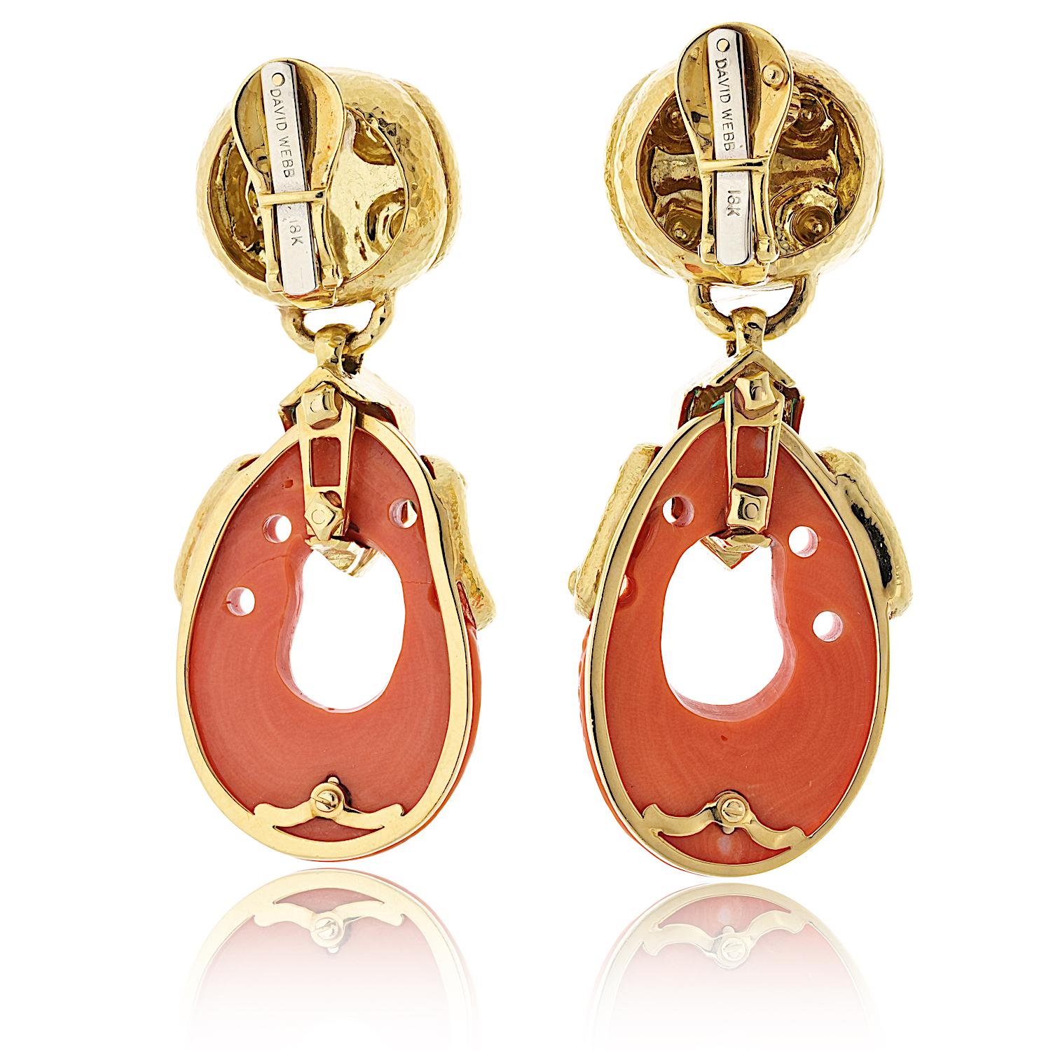 David Webb, orecchini a clip in oro giallo 18 carati con corallo e smeraldo In condizioni ottime in vendita a New York, NY
