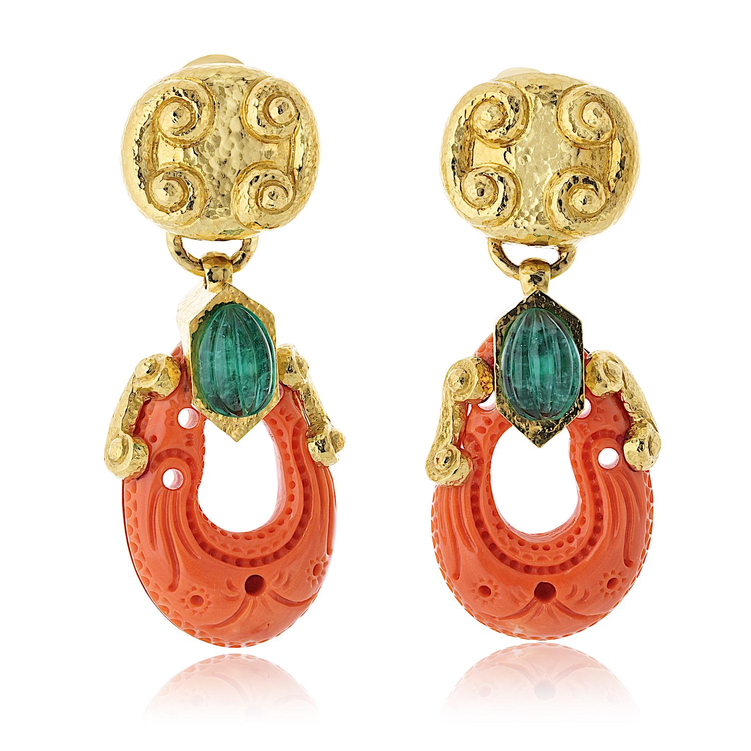 David Webb - Pendants d
oreilles en or jaune 18 carats avec corail et émeraude