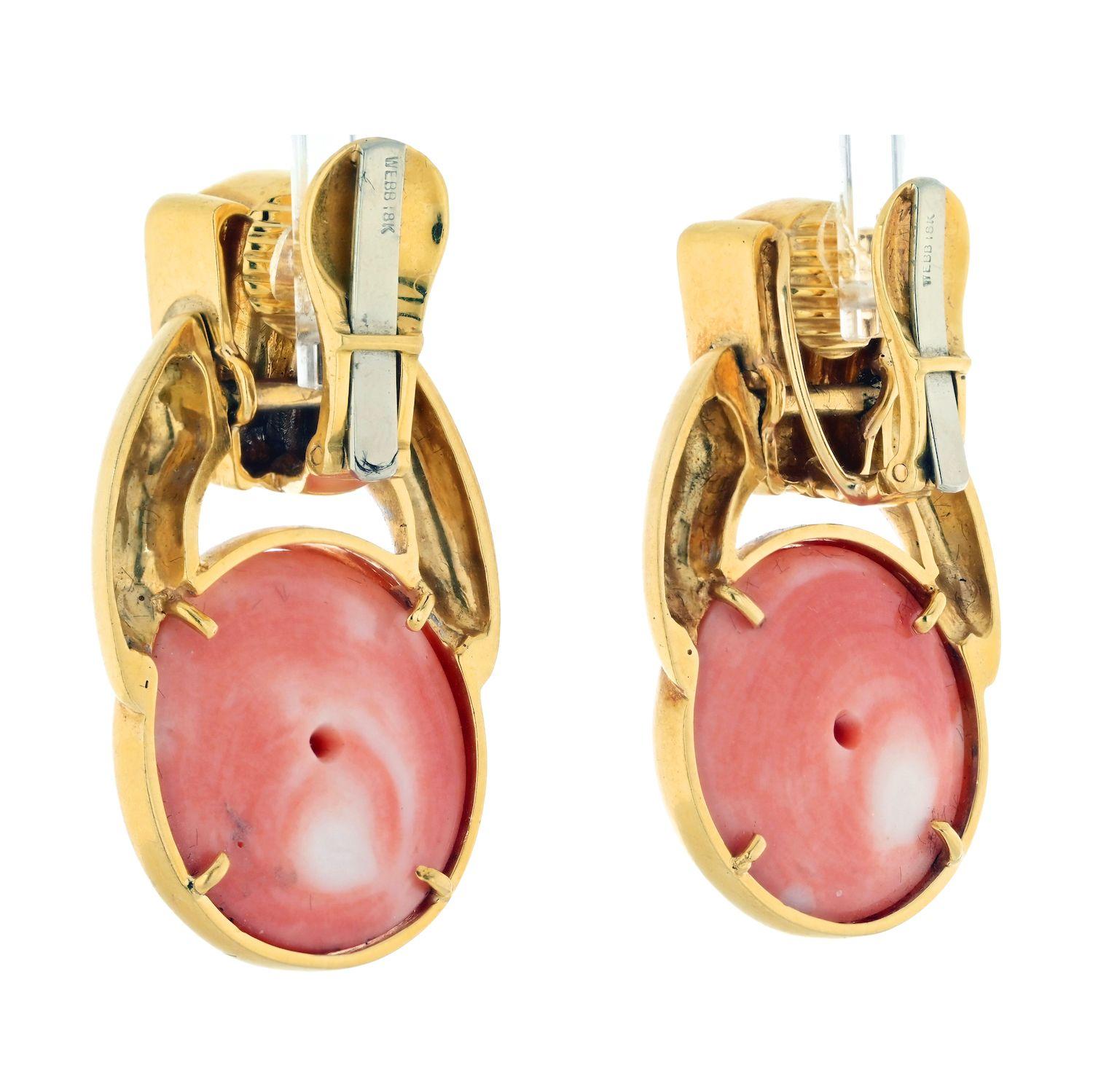 Moderne David Webb Boucles d'oreilles bouton « Doorknockers » en or jaune 18 carats et corail en vente