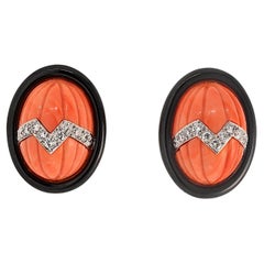 Pendientes de clip ovalados de esmalte negro y coral tallado en oro amarillo de 18 quilates David Webb