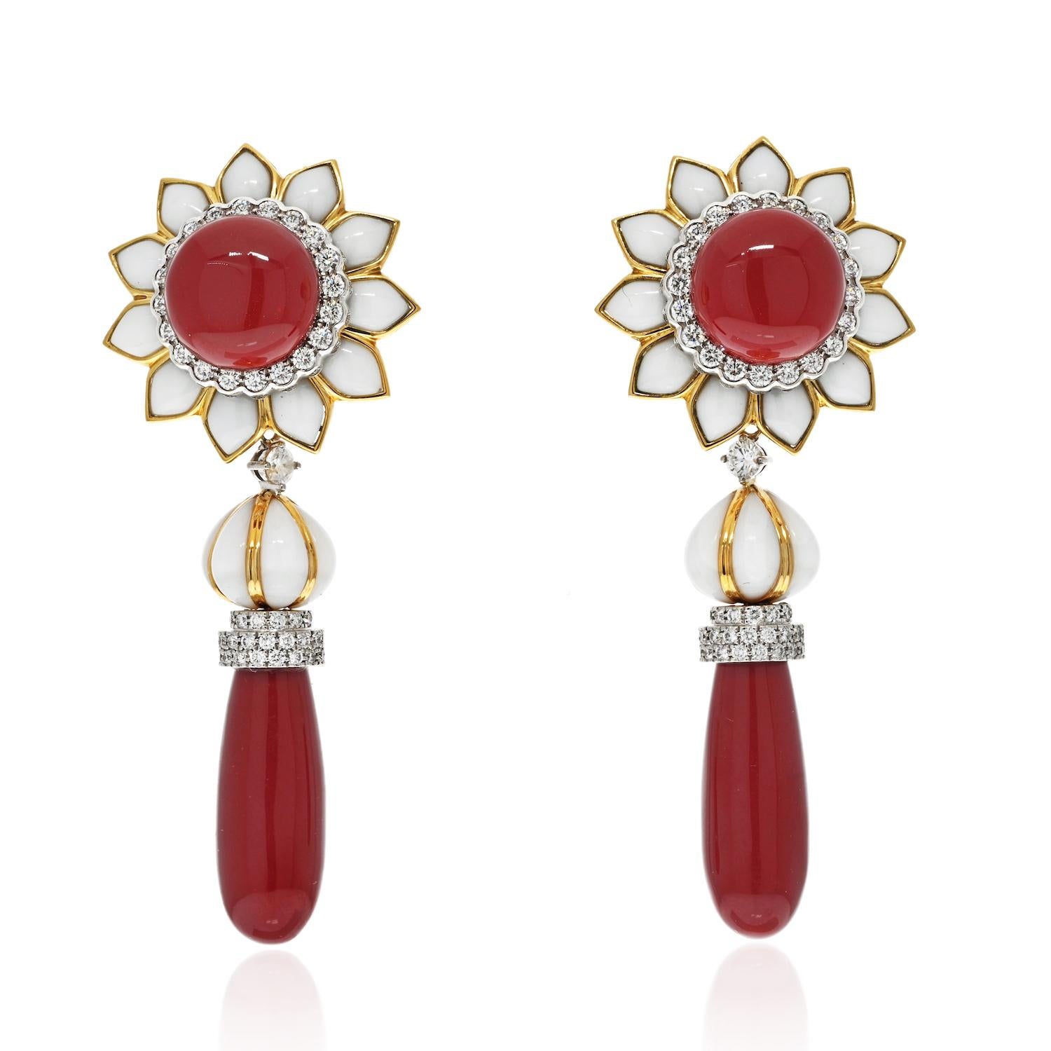 Rivivi il glamour della vecchia Hollywood con questi audaci orecchini pendenti di David Webb, un leggendario gioielliere americano noto per i suoi straordinari design e l'impeccabile maestria. Whiting: vibrante corallo cabochon, gocce di corallo,