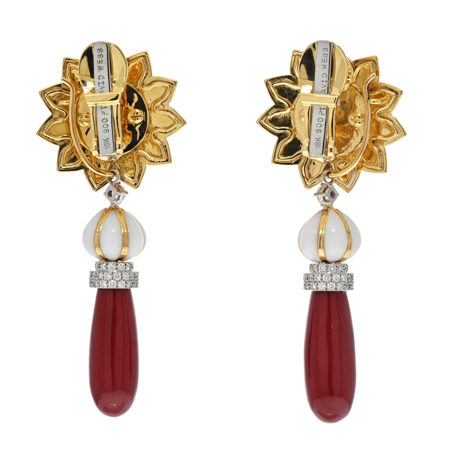 David Webb Orecchini in oro giallo 18 carati con corallo, diamanti e smalto bianco In condizioni ottime in vendita a New York, NY