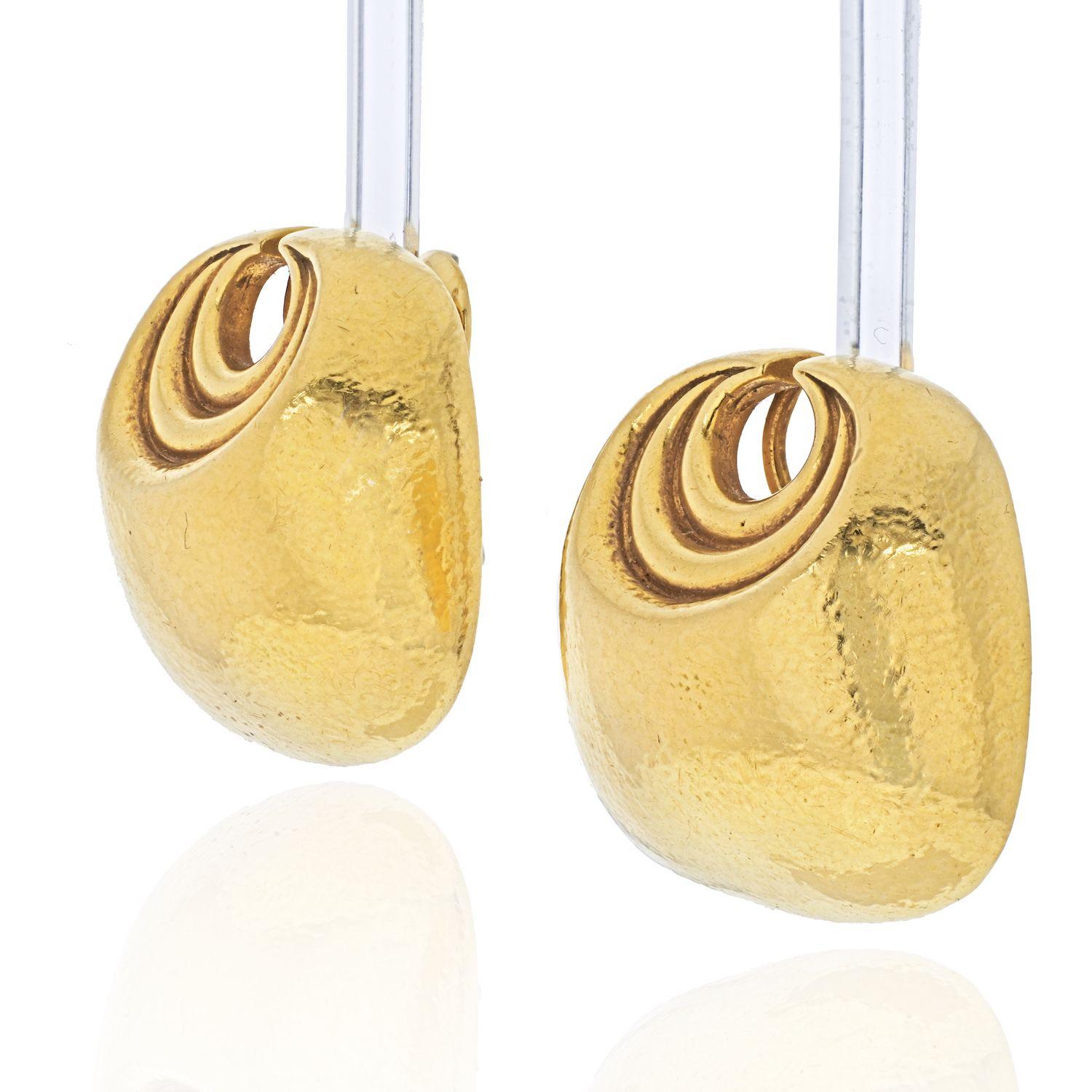 David Webb 18k yellow gold hammered crescent earrings. Yellow gold earrings feature a crescent shape design with twisted grooves.

30mm wide. 

40gr. 