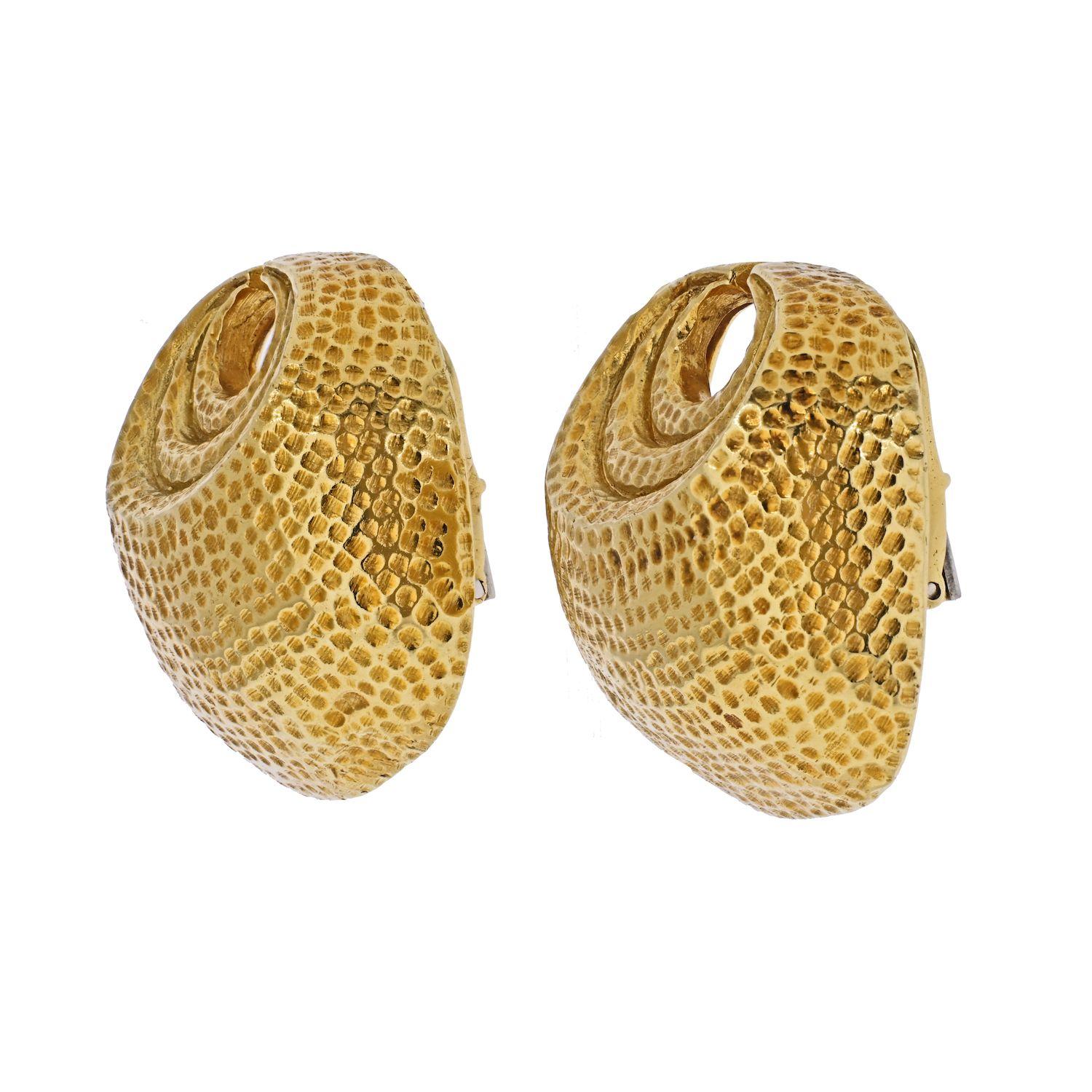 Lovely David Webb 18K Yellow Gold Croissant Motif Hammered Finish Earrings.
Clip-on closure. 
Width: 30mm
Length: 30mm 
