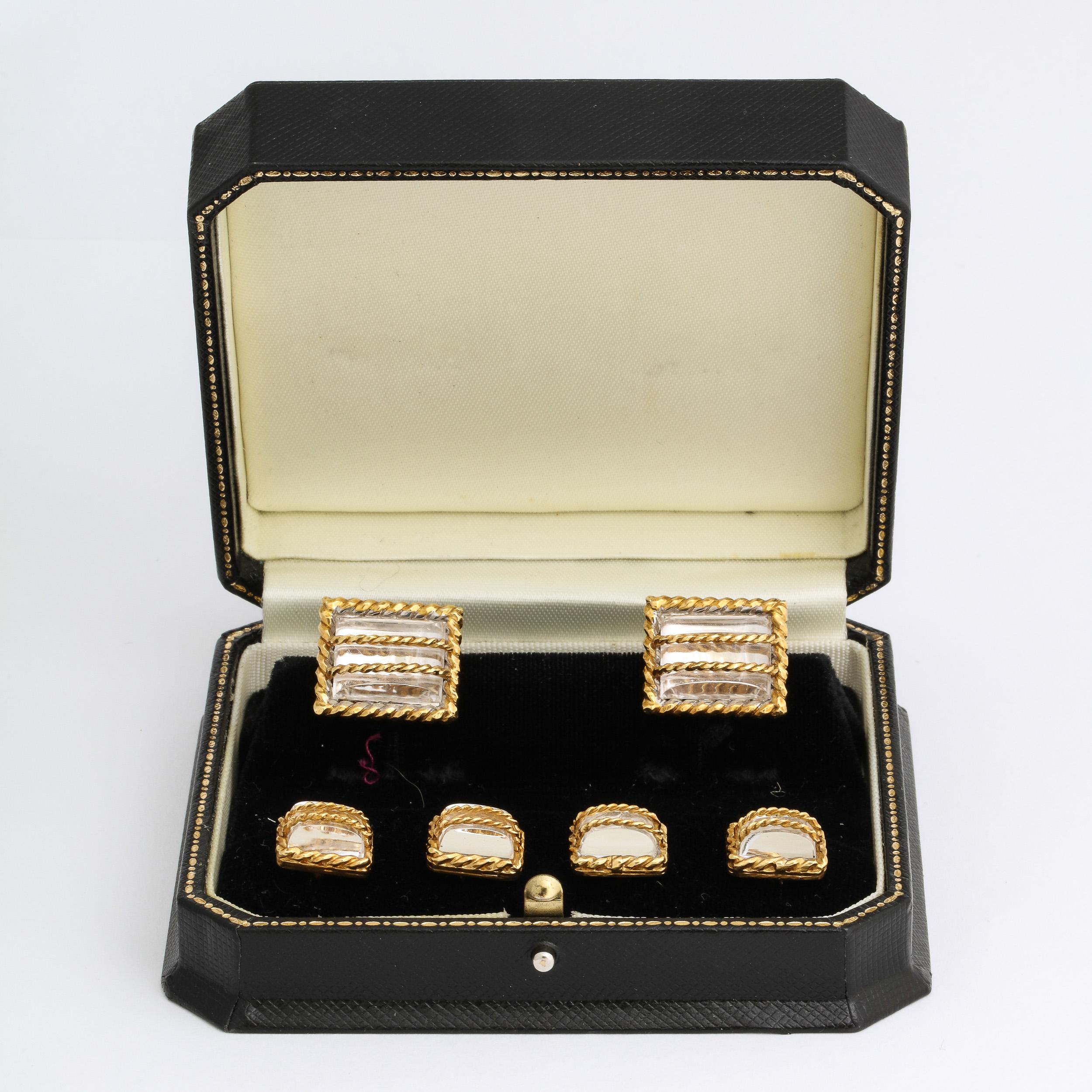 Ce magnifique ensemble de 6 pièces pour homme, signé David Webb, en or jaune 18 carats et cristal poli, comprend une paire de boutons de manchette et 4 boutons de chemise. Chacune d'entre elles est ornée d'une corde torsadée et sertie d'un cristal