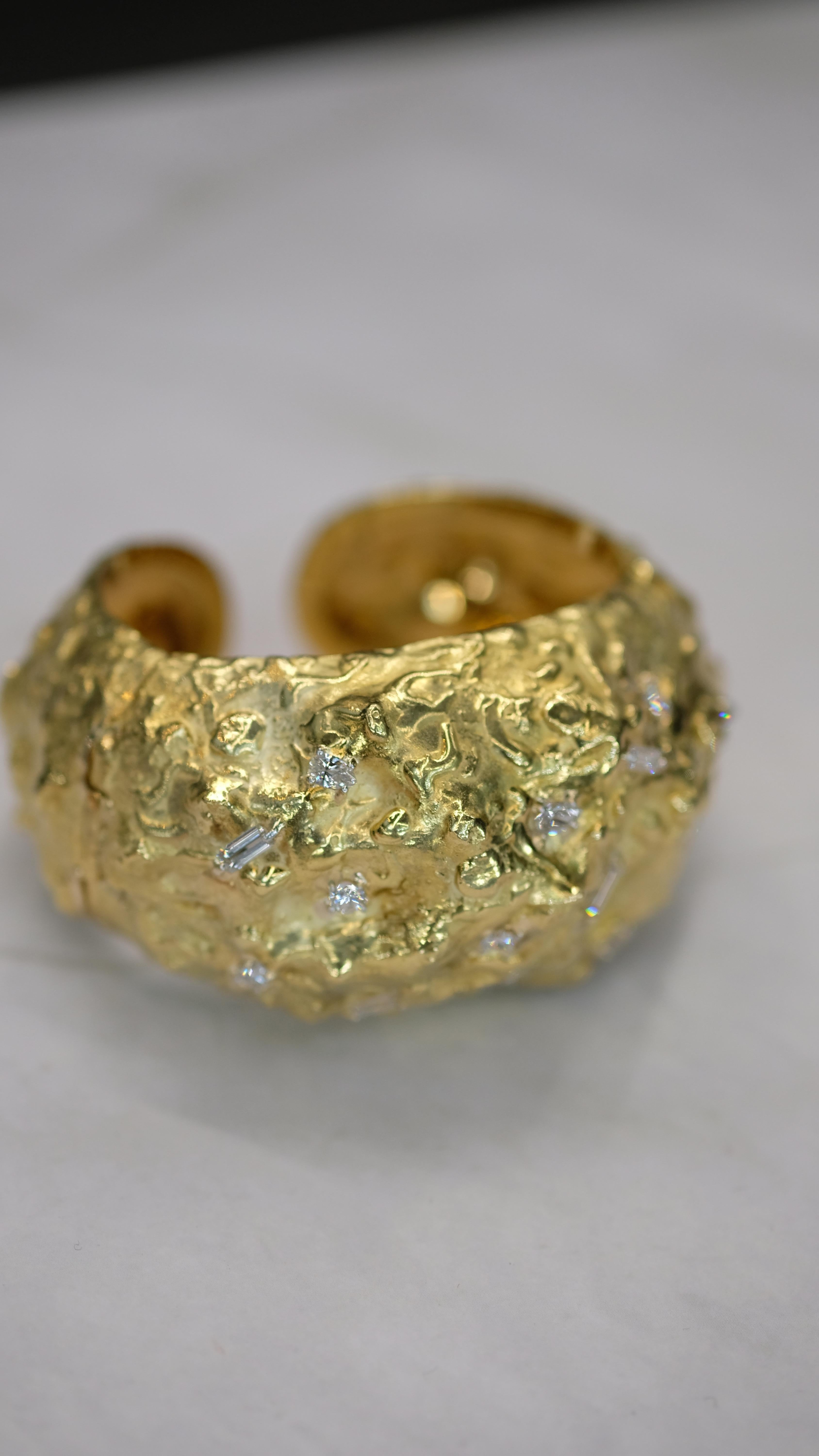 David Webb Bracelet texturé en or jaune 18 carats en vente 4