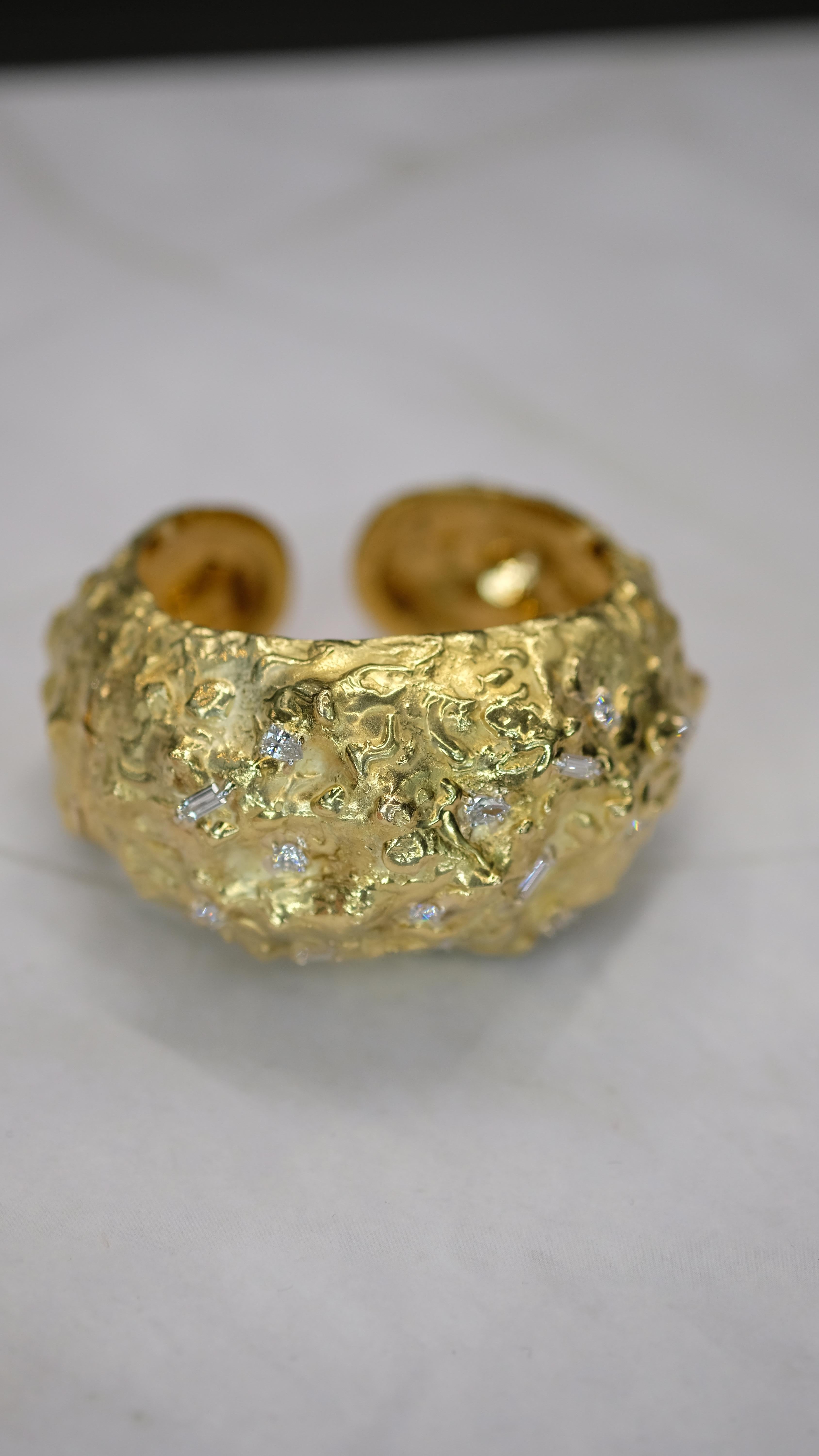 David Webb Bracelet texturé en or jaune 18 carats en vente 5