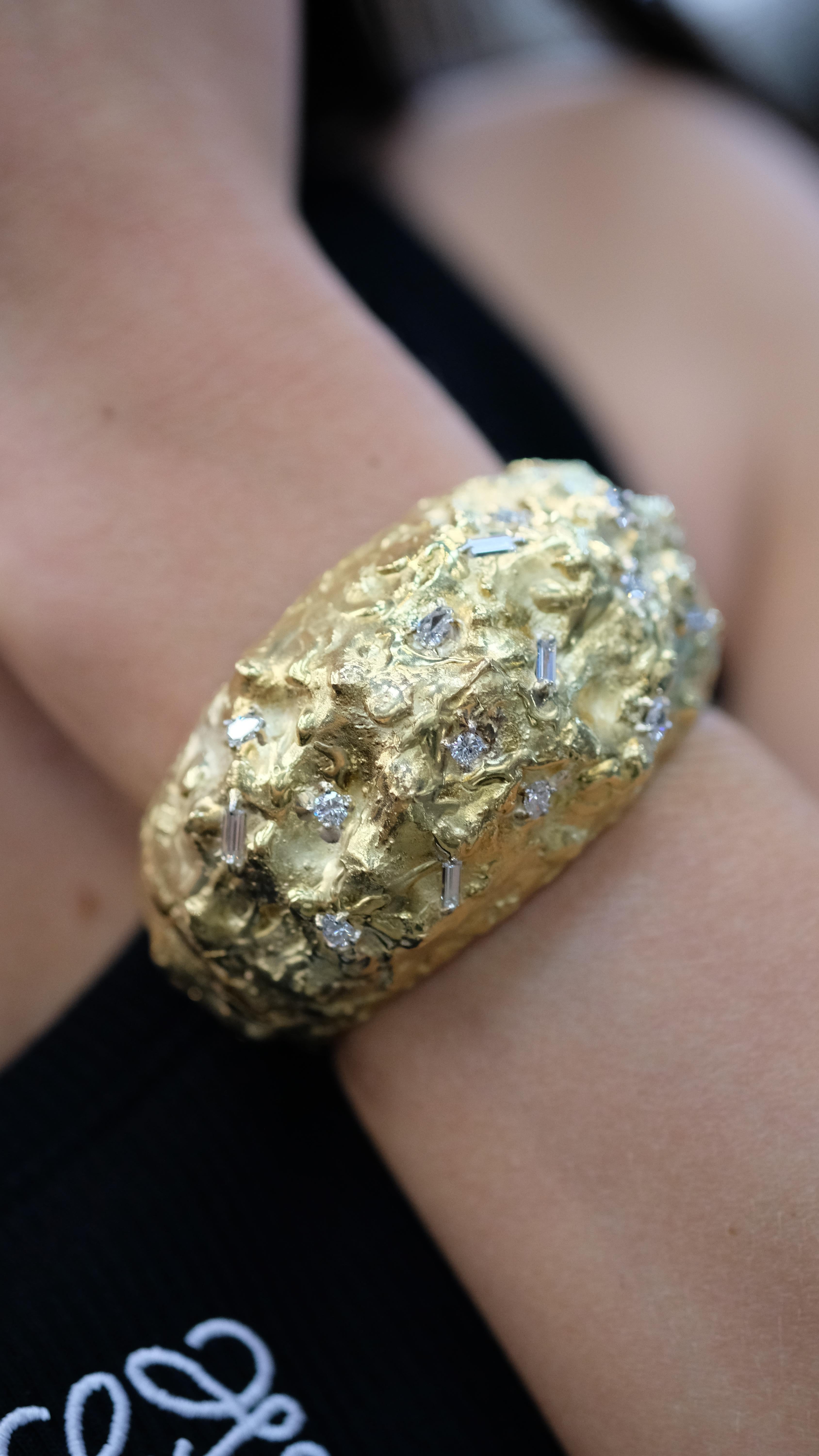 David Webb Bracelet texturé en or jaune 18 carats en vente 6