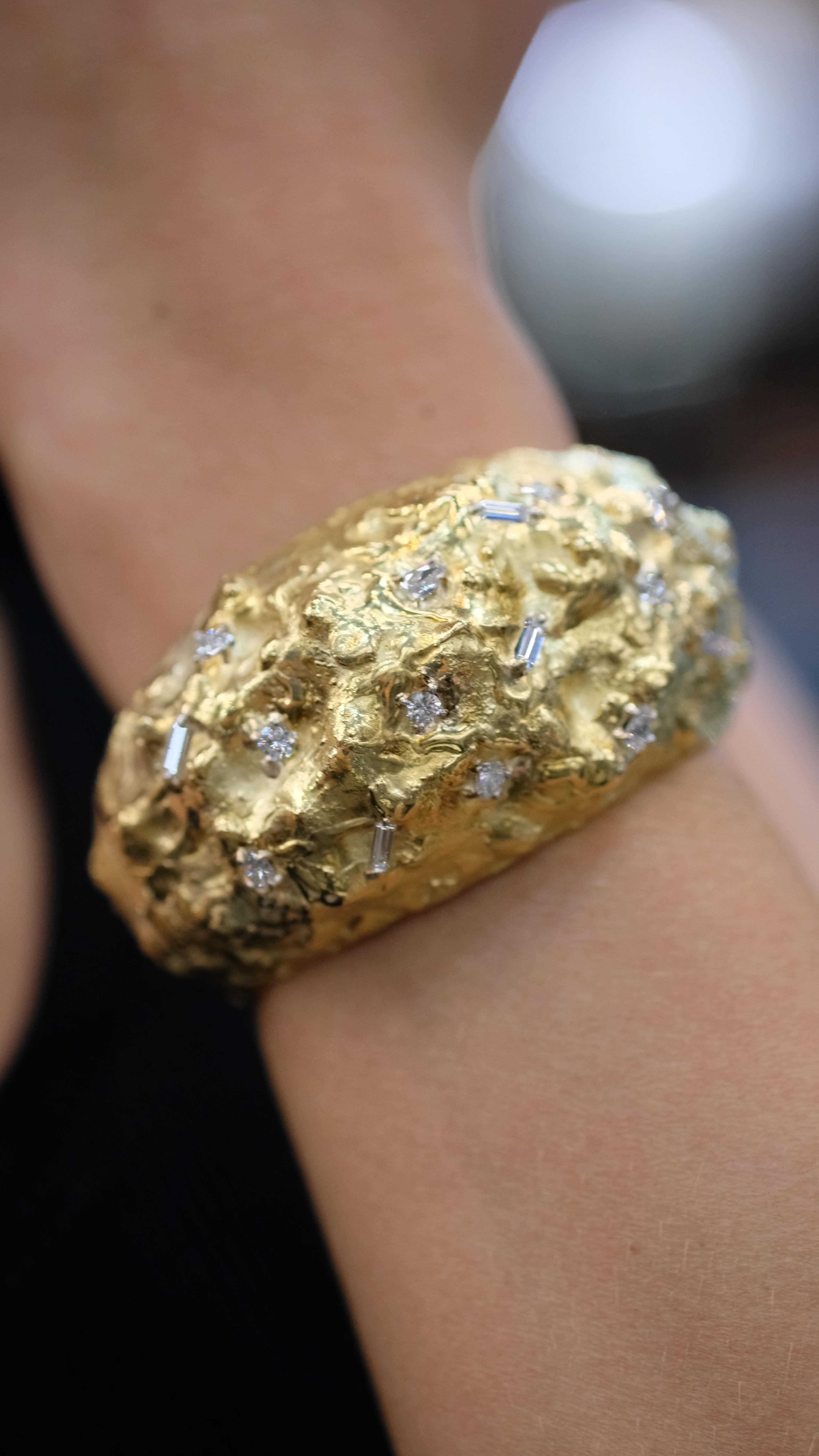 David Webb Bracelet texturé en or jaune 18 carats en vente 7