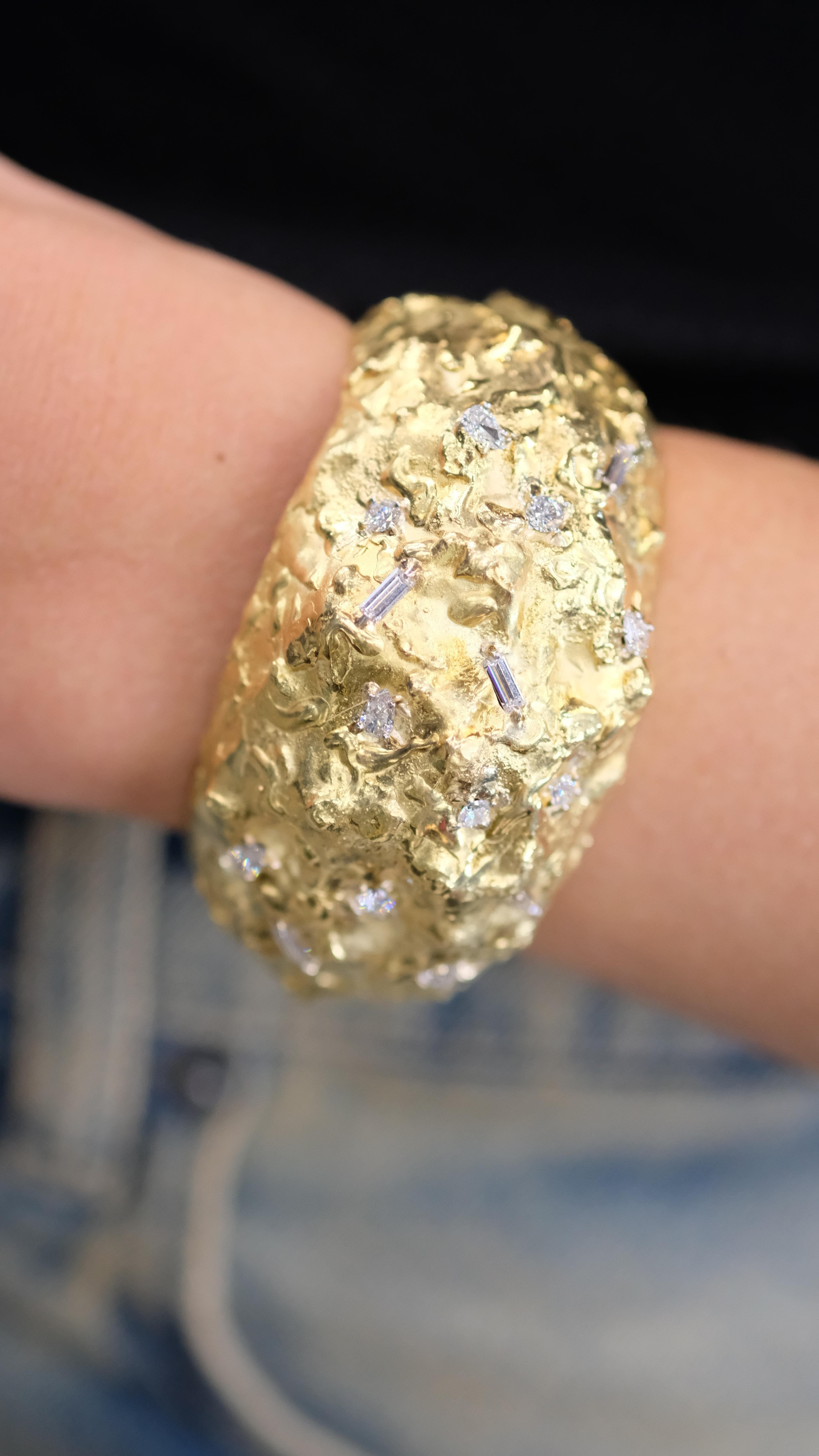 David Webb Bracelet texturé en or jaune 18 carats en vente 8