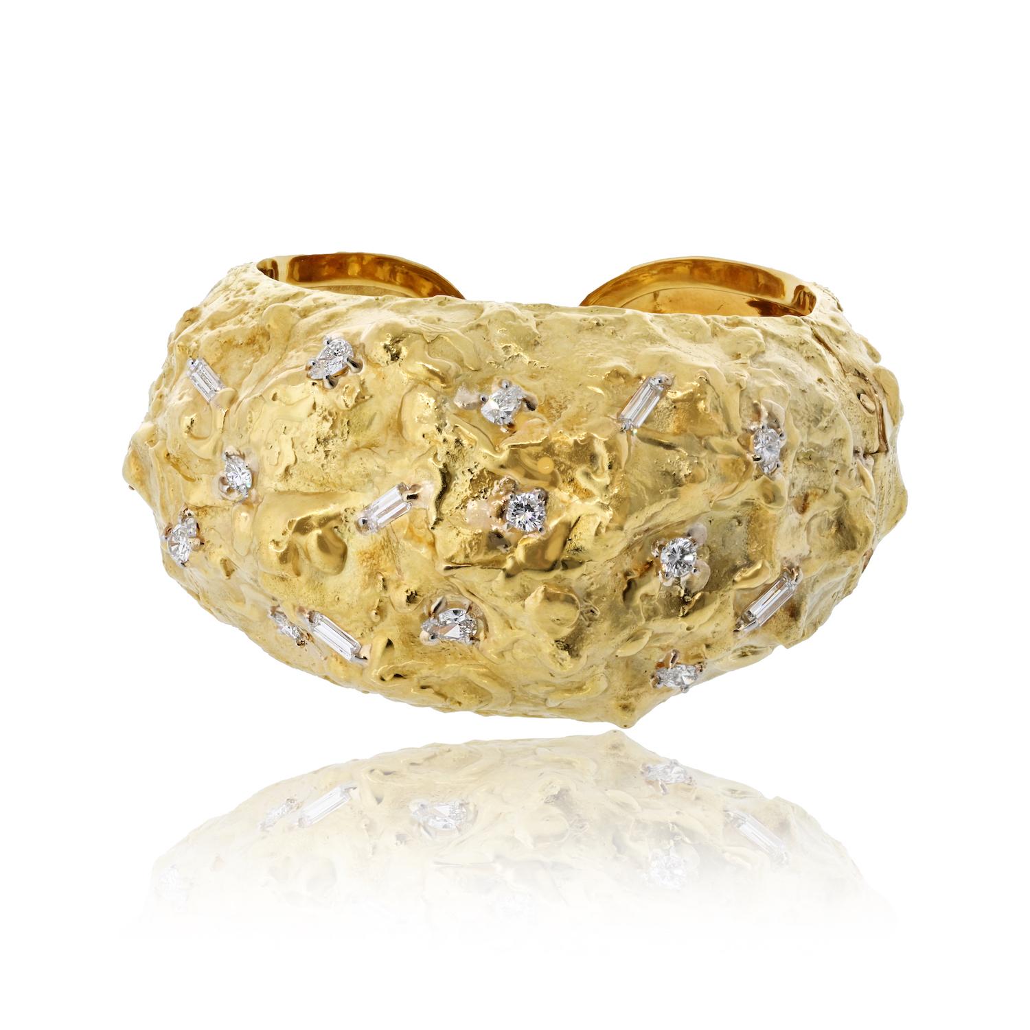 Das David Webb Armband aus Platin und 18-karätigem Gelbgold mit strukturiertem Diamantnugget ist ein atemberaubendes Zeugnis der legendären Handwerkskunst und der Designfähigkeiten der Marke. 

Geschmückt mit einer Reihe von Diamanten im Baguette-,