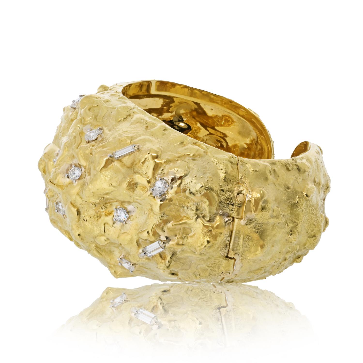 Moderne David Webb Bracelet texturé en or jaune 18 carats en vente