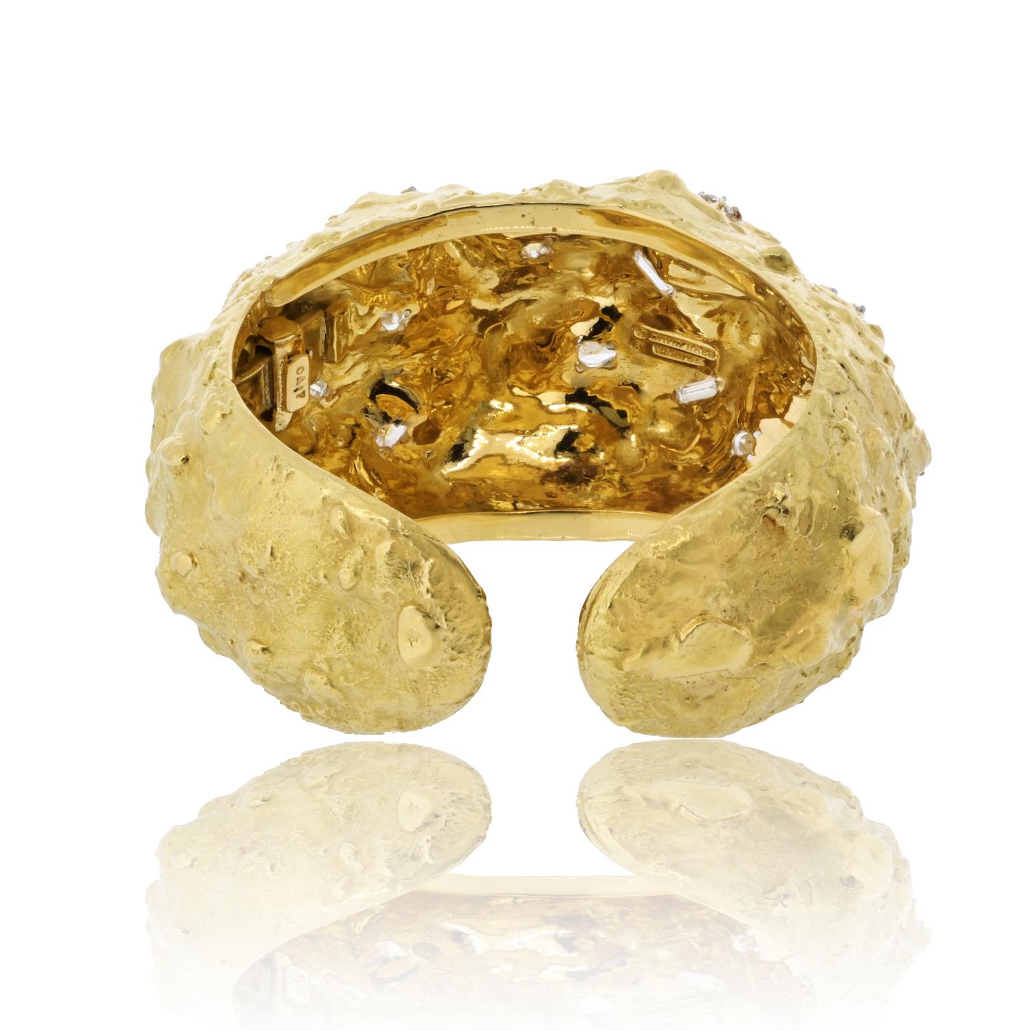 David Webb Bracelet texturé en or jaune 18 carats Excellent état - En vente à New York, NY