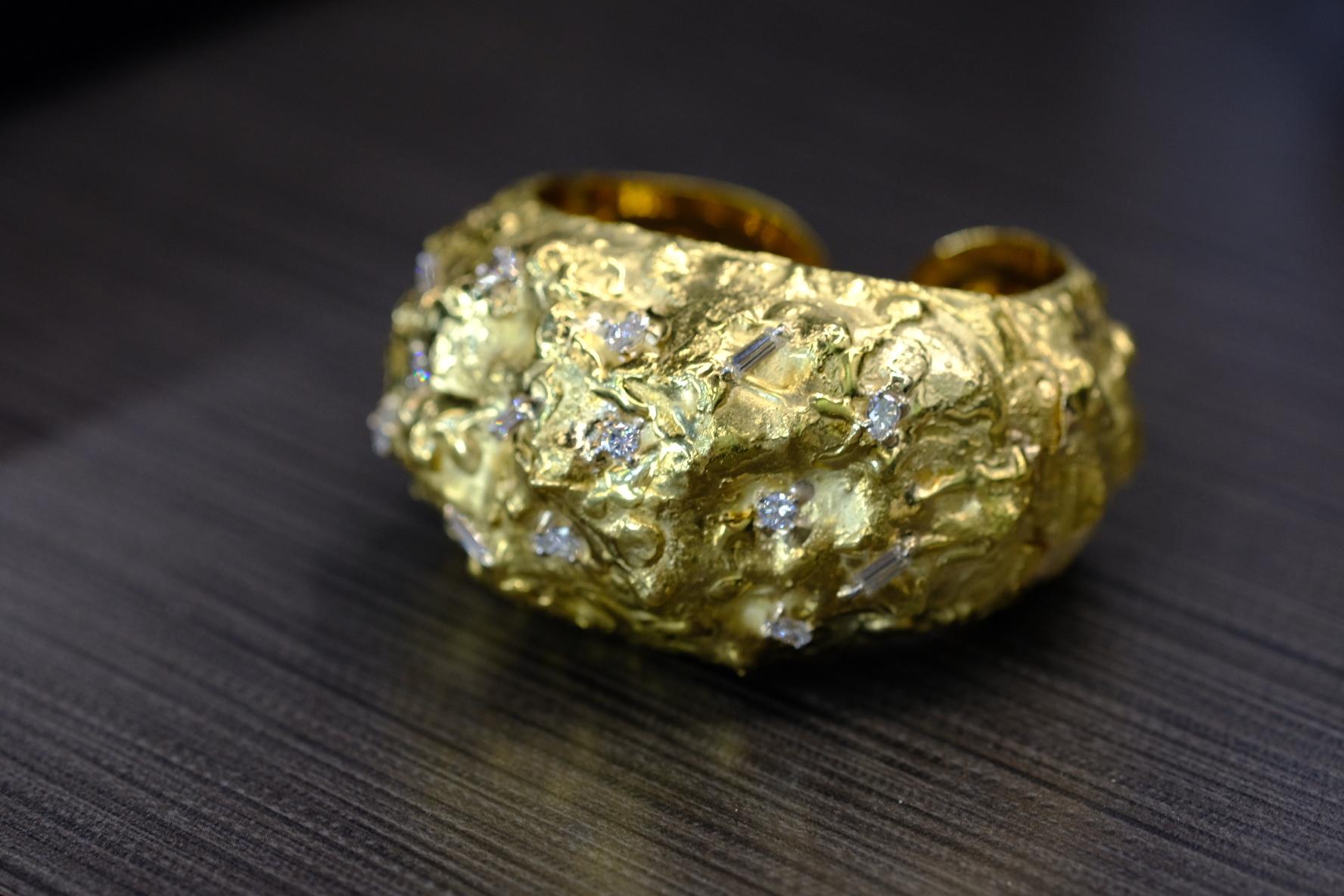 David Webb Bracelet texturé en or jaune 18 carats Pour femmes en vente