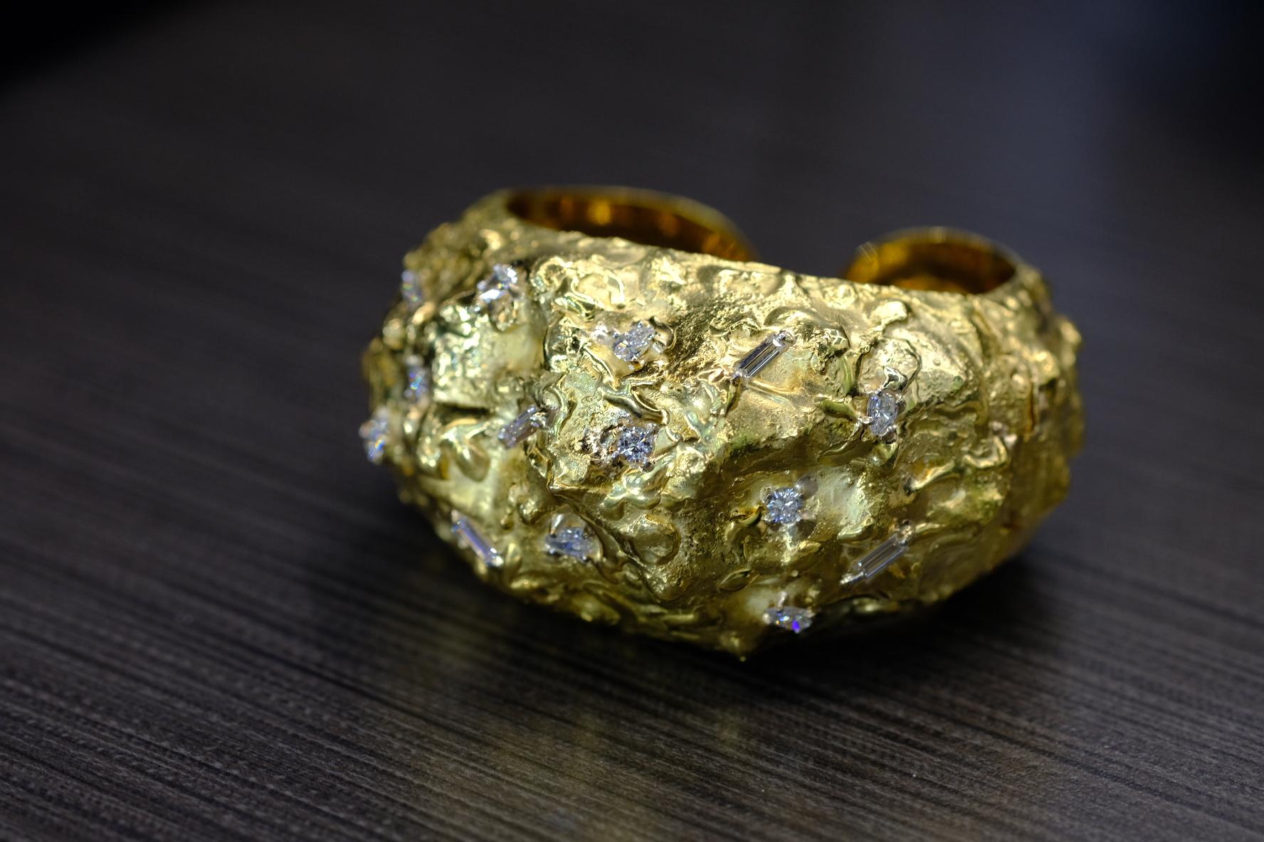 David Webb Bracelet texturé en or jaune 18 carats en vente 2