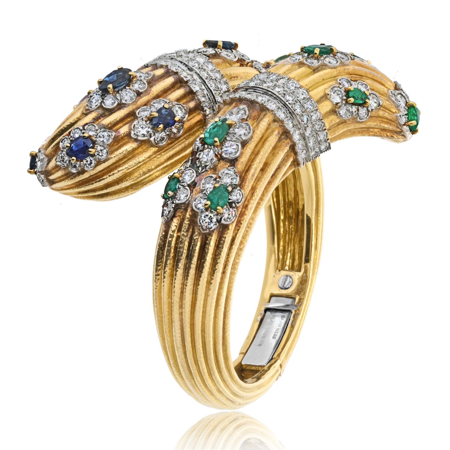 David Webb - Bracelet à charnière avec motif floral.

Laissez-vous séduire par l'élégance intemporelle de cet exquis bracelet David Webb, véritable témoignage du luxe et de l'artisanat. Cette pièce est conçue dans un style by-pass à charnière et