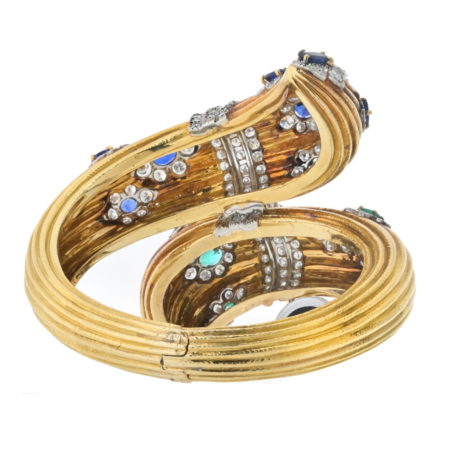 David Webb, bracelet croisé en or jaune 18 carats avec diamants et pierres précieuses Excellent état - En vente à New York, NY