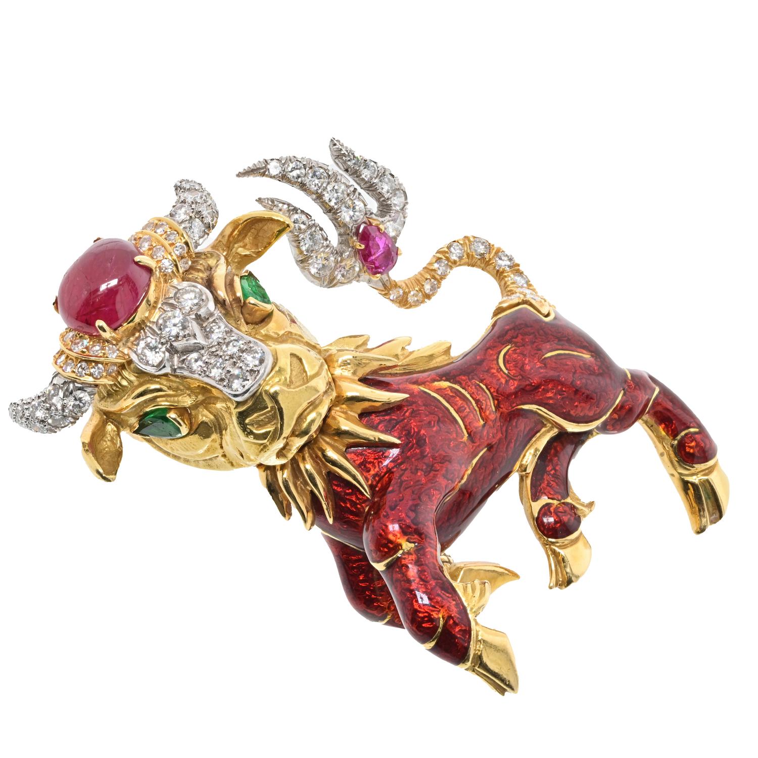 Moderne David David Goldes Broche en or jaune 18K avec diamants et rubis sur le taureau Taurus en vente