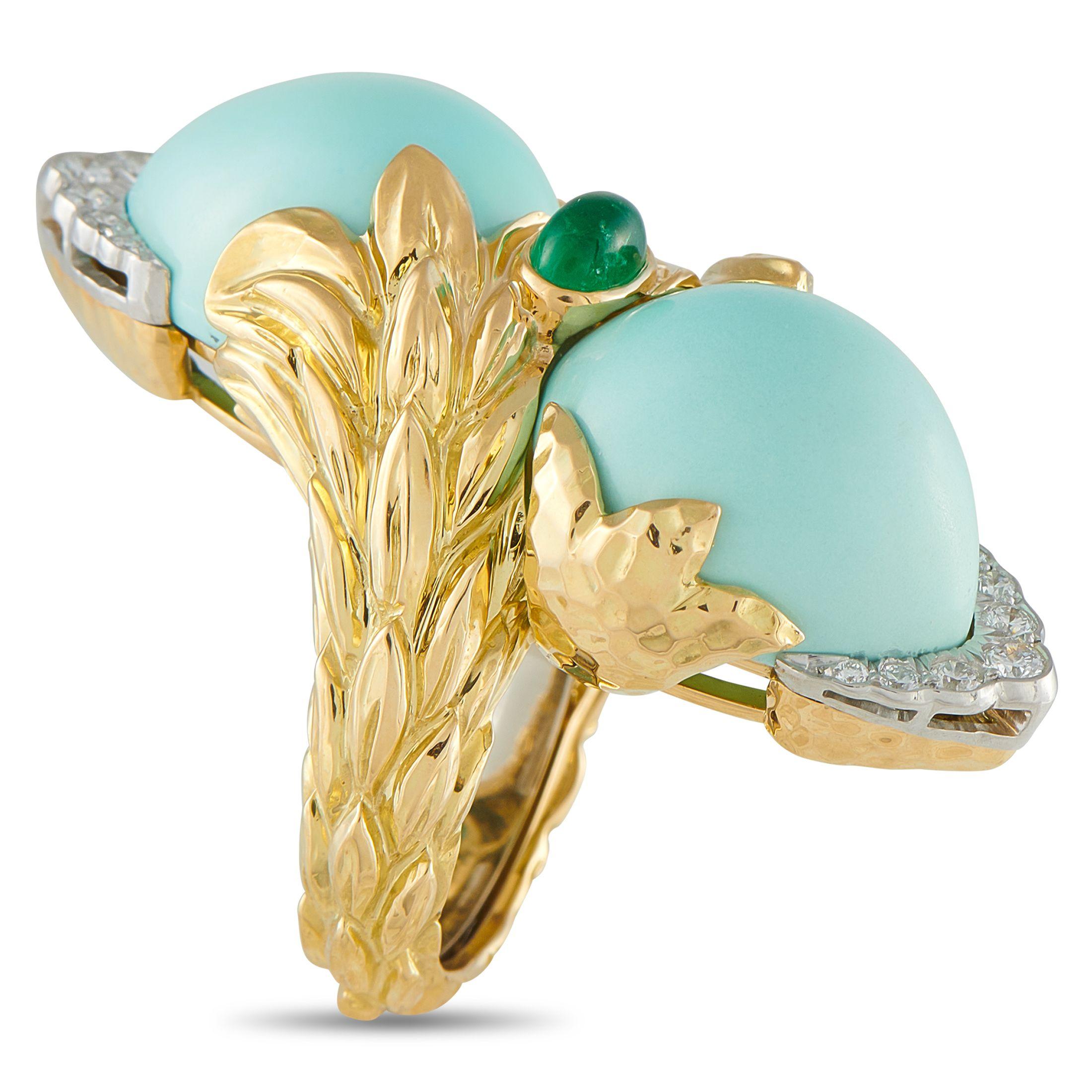 Un vero e proprio pezzo forte. Questo anello David Webb, vivace e artistico, è realizzato in ricco oro giallo 18 carati e presenta due cabochon di turchese incastonati verticalmente, con le estremità coronate da diamanti. Al centro si trova