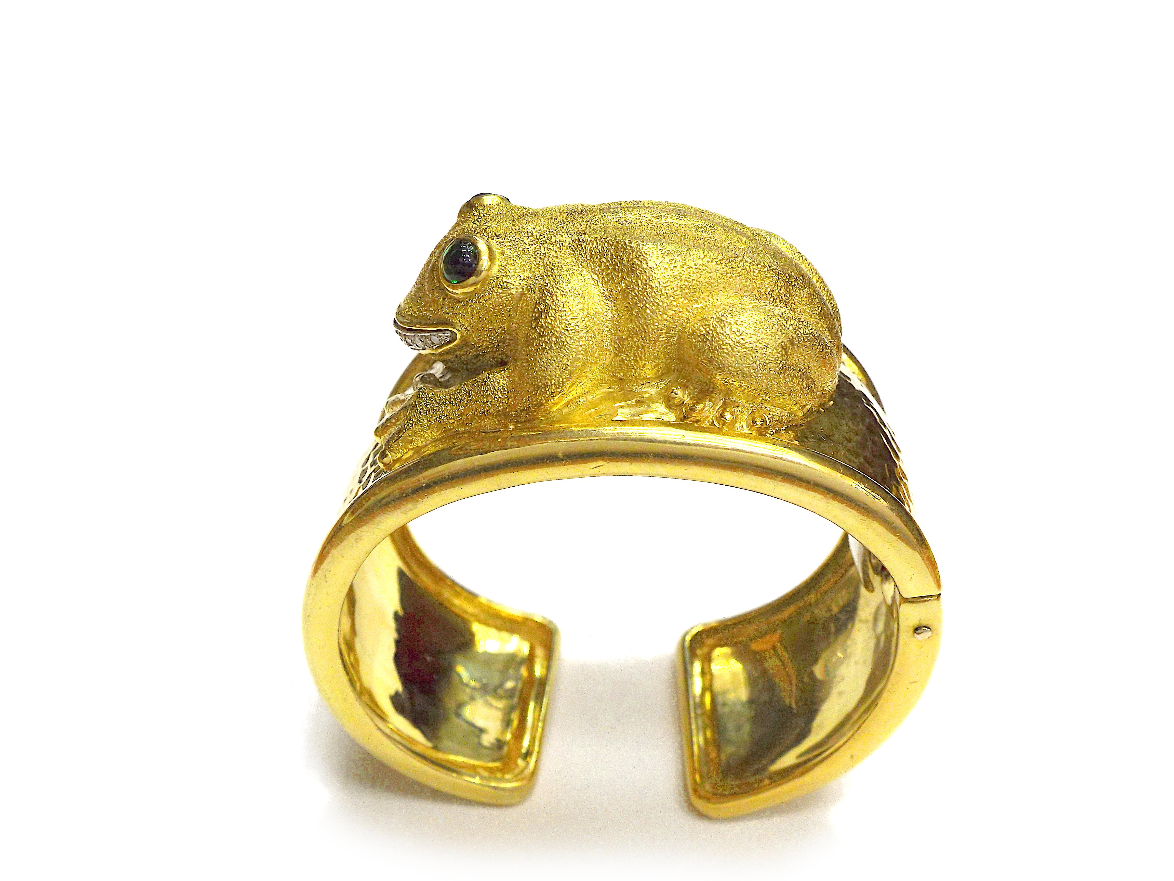David Webb 18K Yellow Gold Diamond Emerald Repoussé Frog Cuff In Good Condition In New York, NY