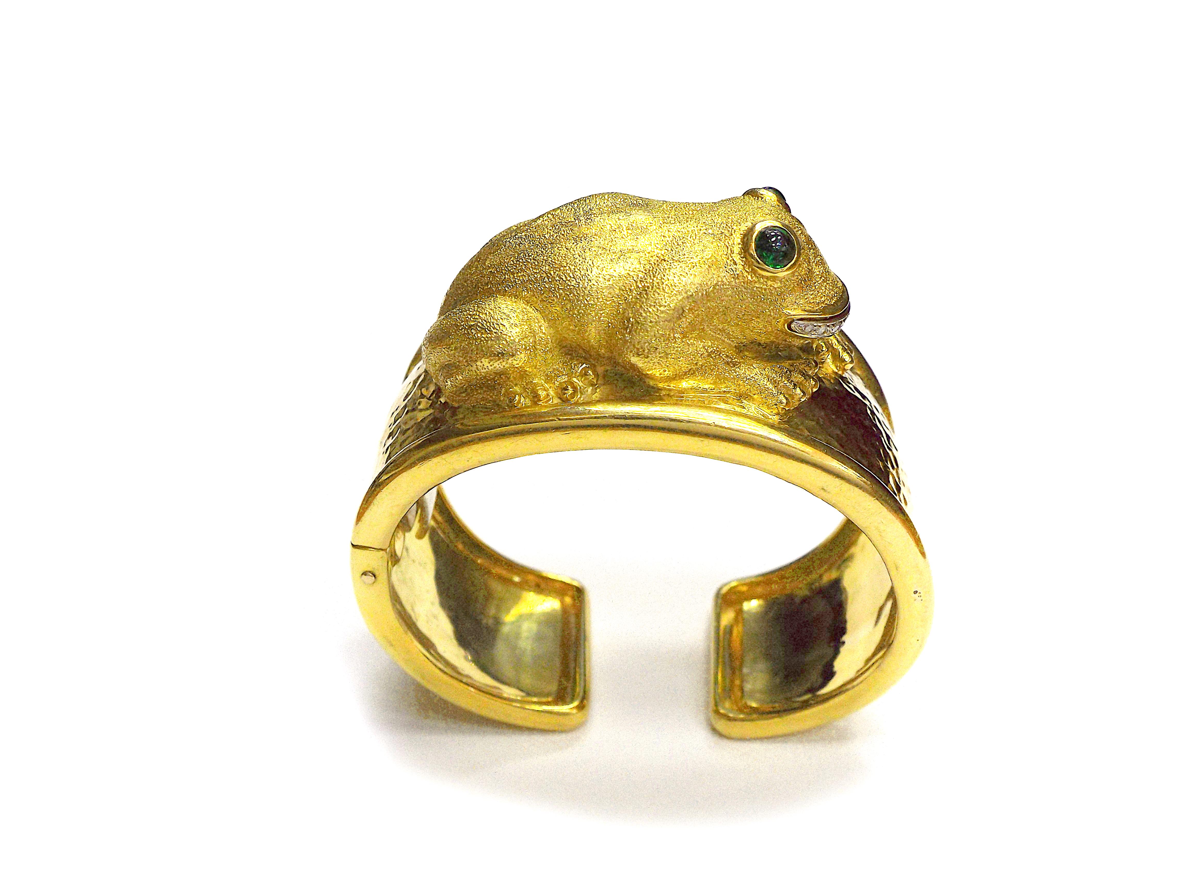 Women's David Webb 18K Yellow Gold Diamond Emerald Repoussé Frog Cuff