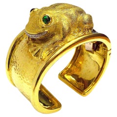 David Webb 18K Yellow Gold Diamond Emerald Repoussé Frog Cuff